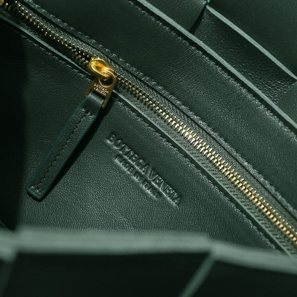 BOTTEGA VENETA CASSETTE 23 IN DARK GREEN CALFSKIN