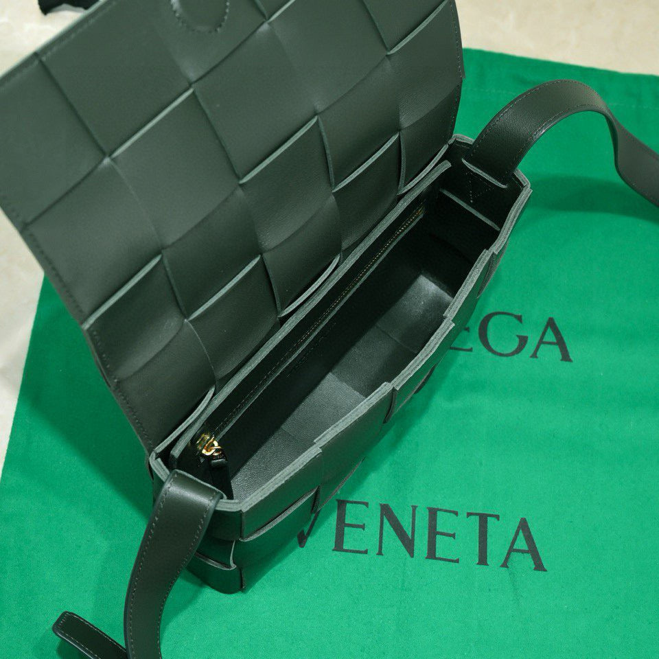BOTTEGA VENETA CASSETTE 23 IN DARK GREEN CALFSKIN