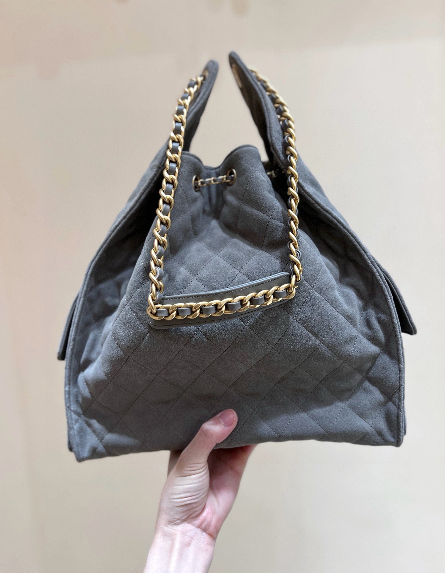 CHANEL 25 HANDBAG IN GRAY 40 SUEDE CALFSKIN GOLD HARDWARE