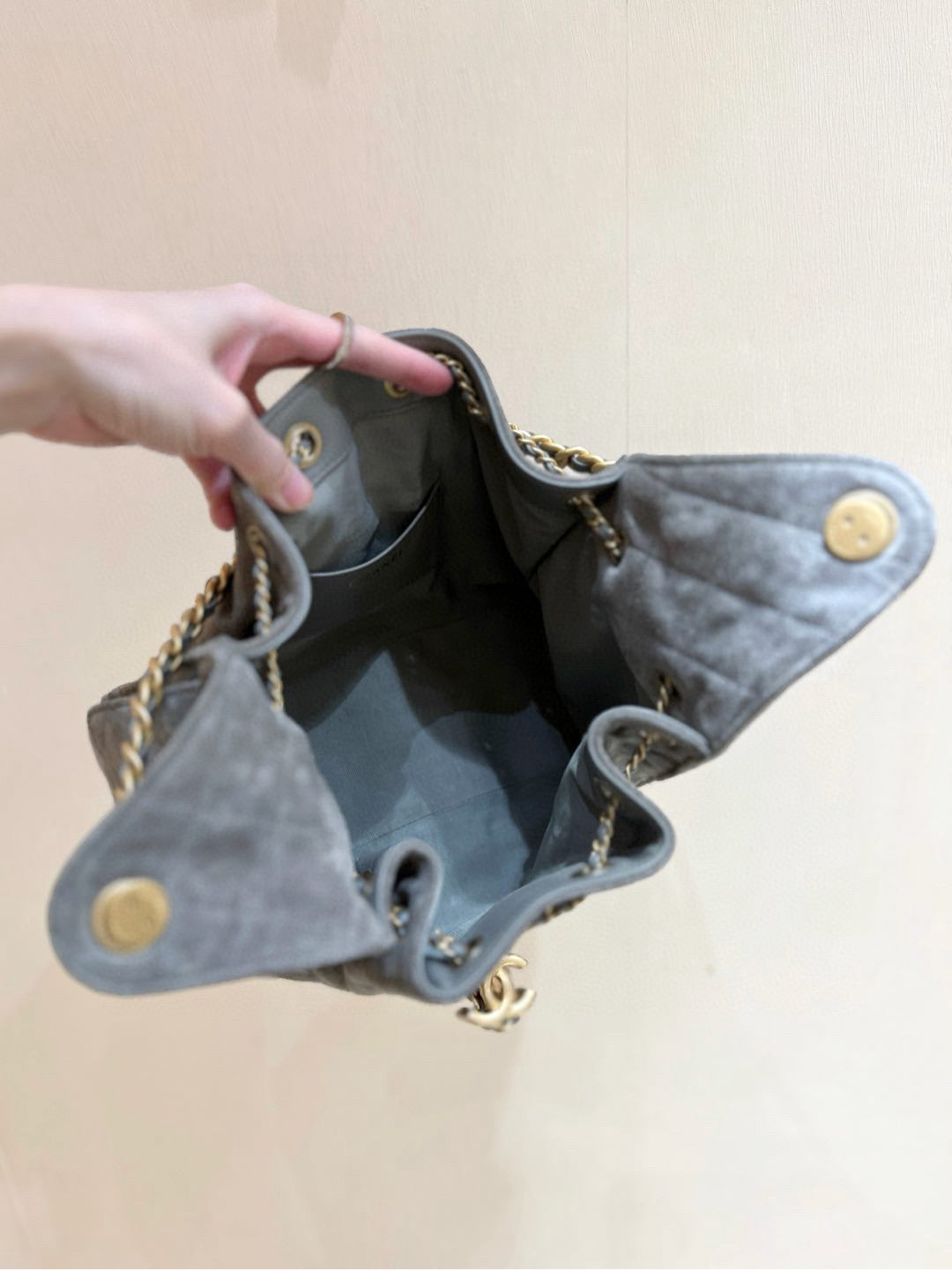 CHANEL 25 HANDBAG IN GREY 30 SUEDE GOLD HARDWARE