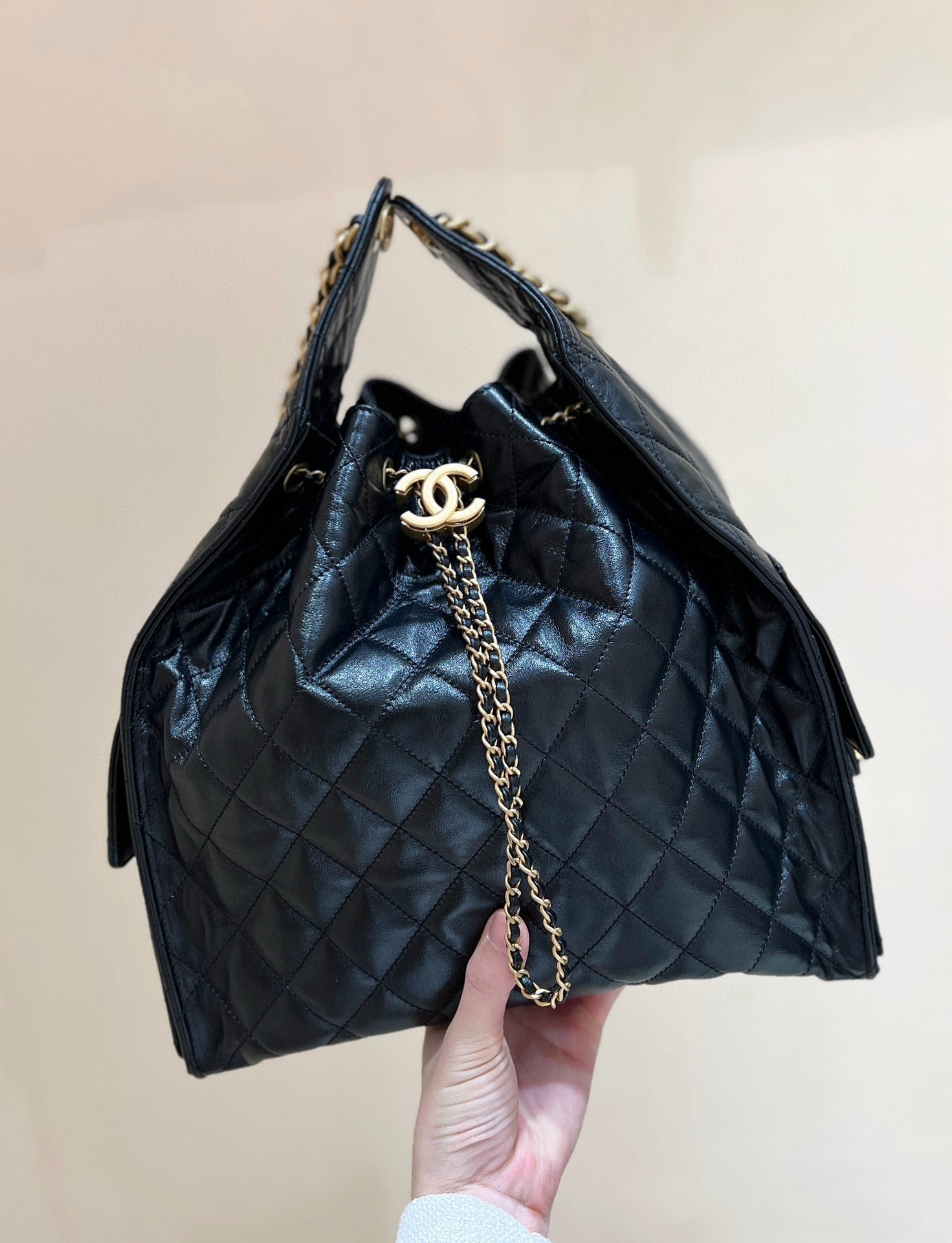 CHANEL 25 HANDBAG IN BLACK 40 GRAINED CALFSKIN GOLD HARDWARE