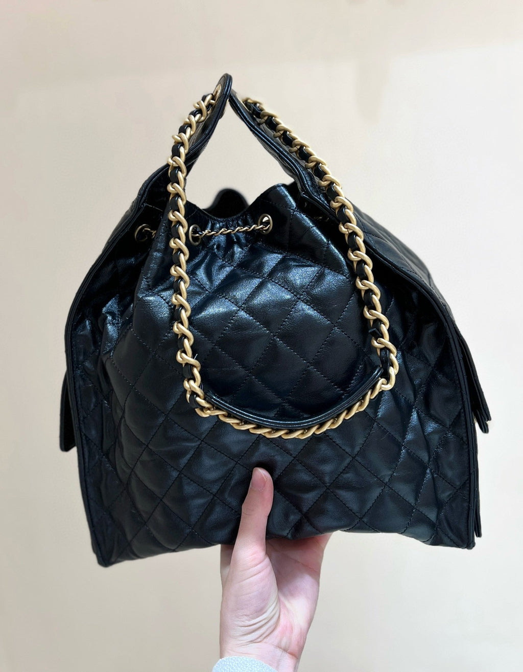 CHANEL 25 HANDBAG IN BLACK 40 GRAINED CALFSKIN GOLD HARDWARE