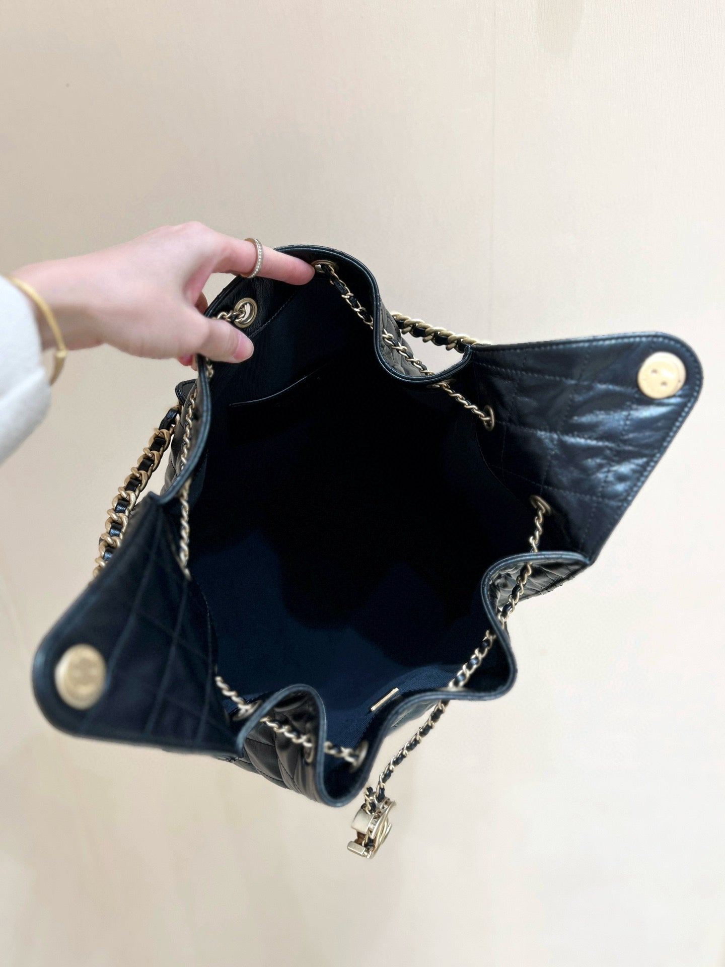 CHANEL 25 HANDBAG IN BLACK 40 GRAINED CALFSKIN GOLD HARDWARE