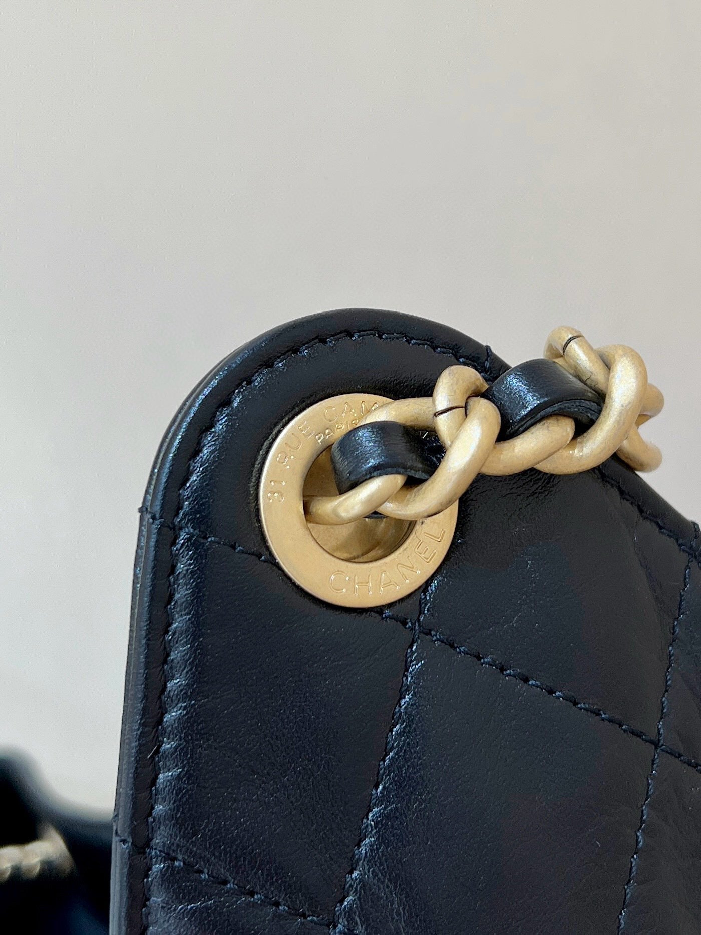 CHANEL 25 HANDBAG IN BLACK 40 GRAINED CALFSKIN GOLD HARDWARE