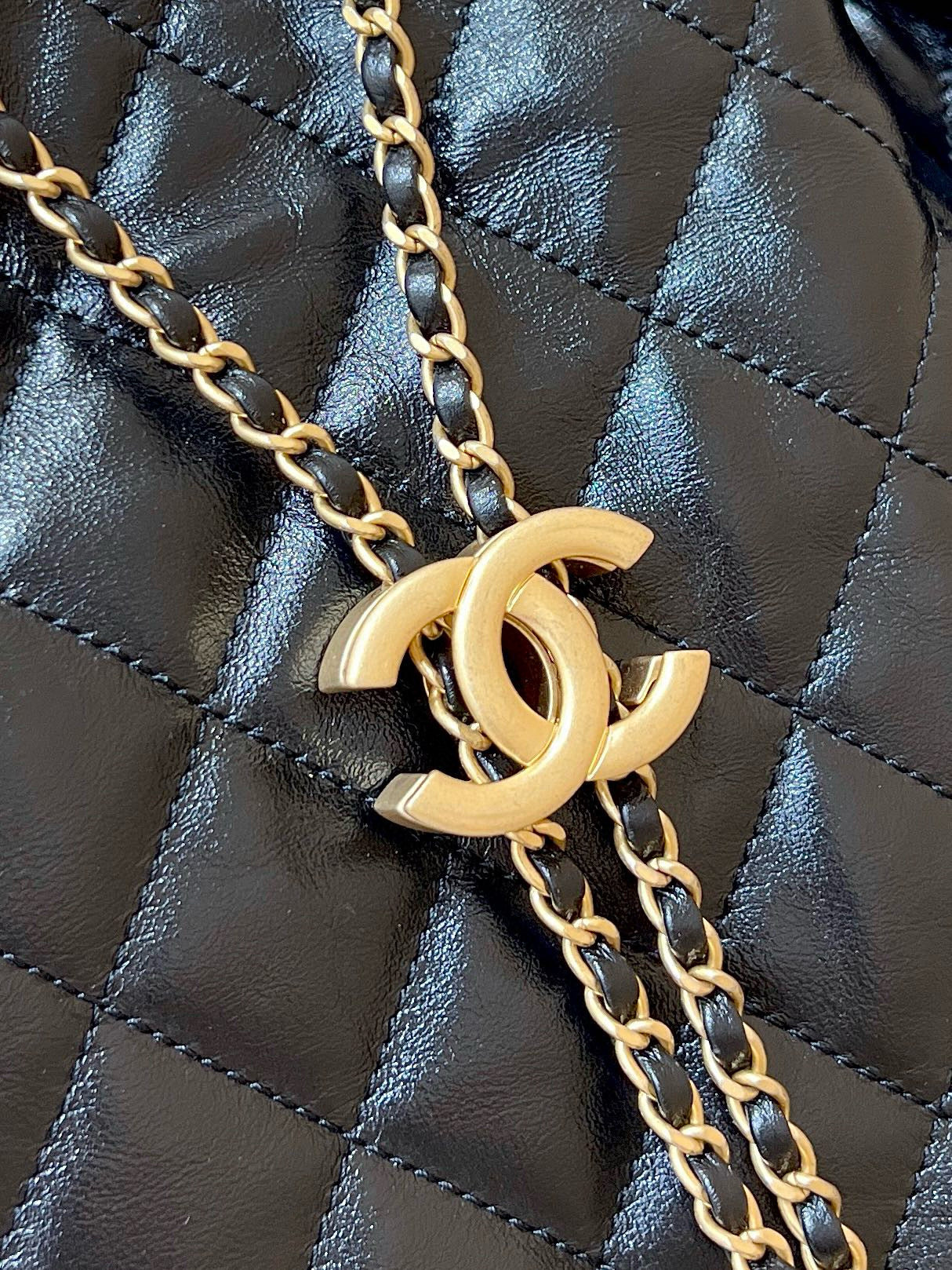 CHANEL 25 HANDBAG IN BLACK 40 GRAINED CALFSKIN GOLD HARDWARE