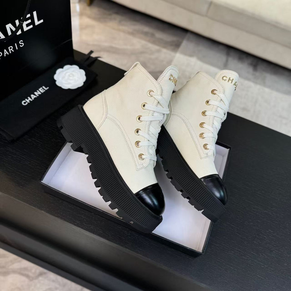 CHANEL ANKLE BOOTS IN WHITE MIX BLACK CALFSKIN 936574