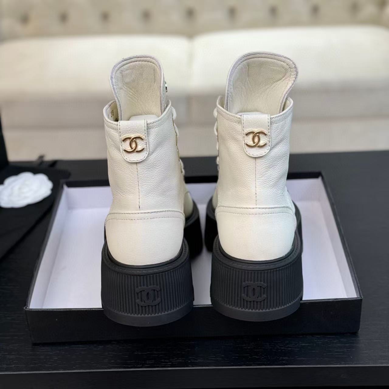 CHANEL ANKLE BOOTS IN WHITE MIX BLACK CALFSKIN 936574