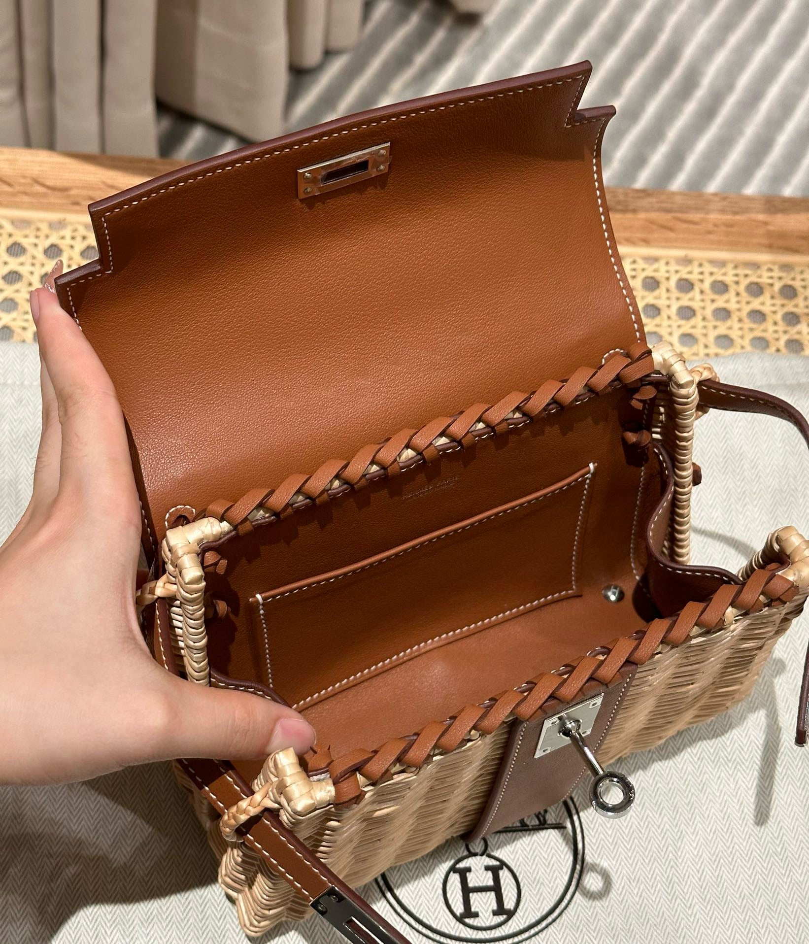 HERMES KELLY PICNIC HANDBAG IN BROWN & NATURAL LEATHER AND WICKER SILVER HARDWARE