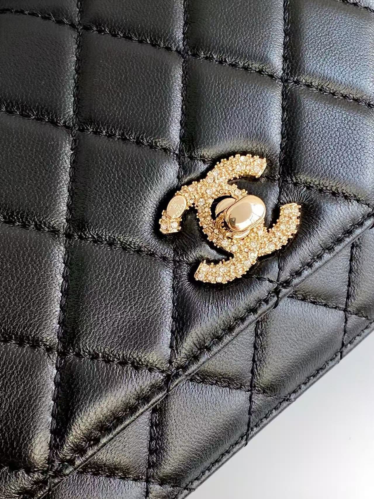CHANEL FLAP BAG 19 IN BLACK CALFSKIN GOLD HARDWARE