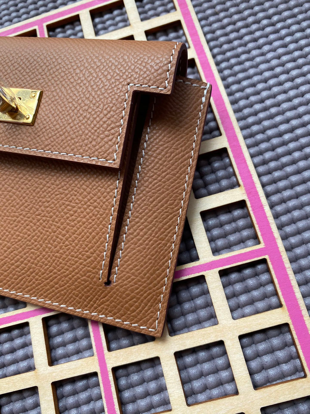 HERMES Kelly Pocket 13.5 Tan Epsom Ghw