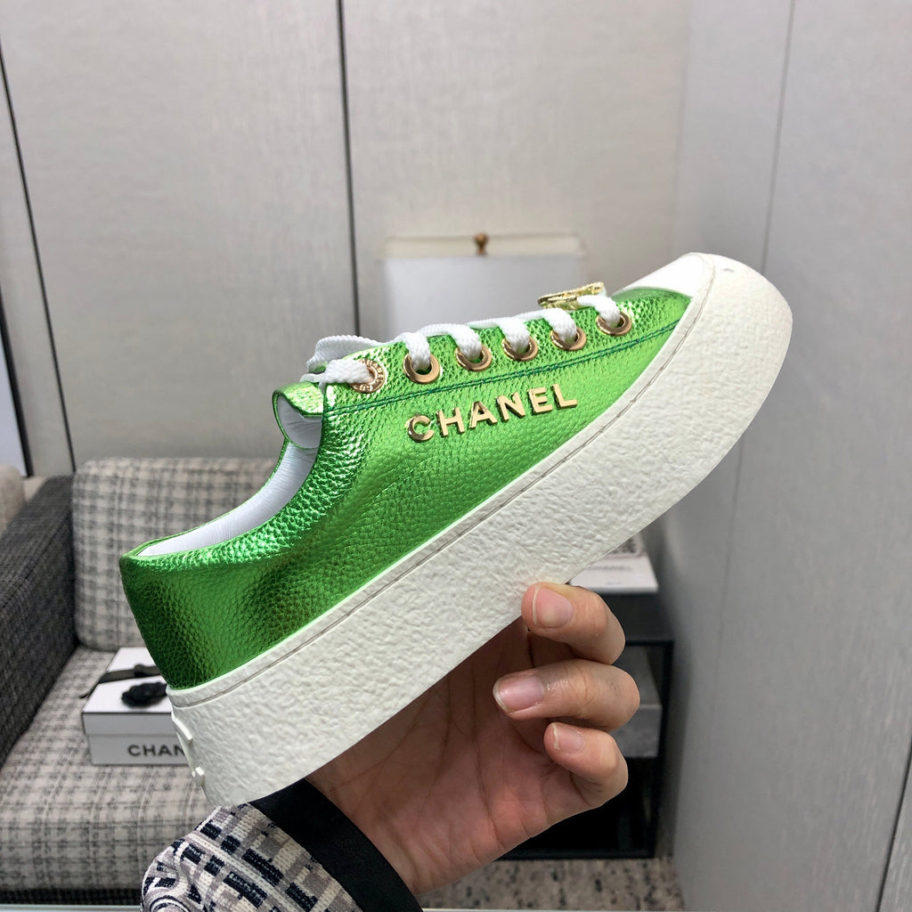 CHANEL CASUAL SNEAKER IN EMERALD GREEN METALLIC LAMBSKIN WITH GOLD LOGO