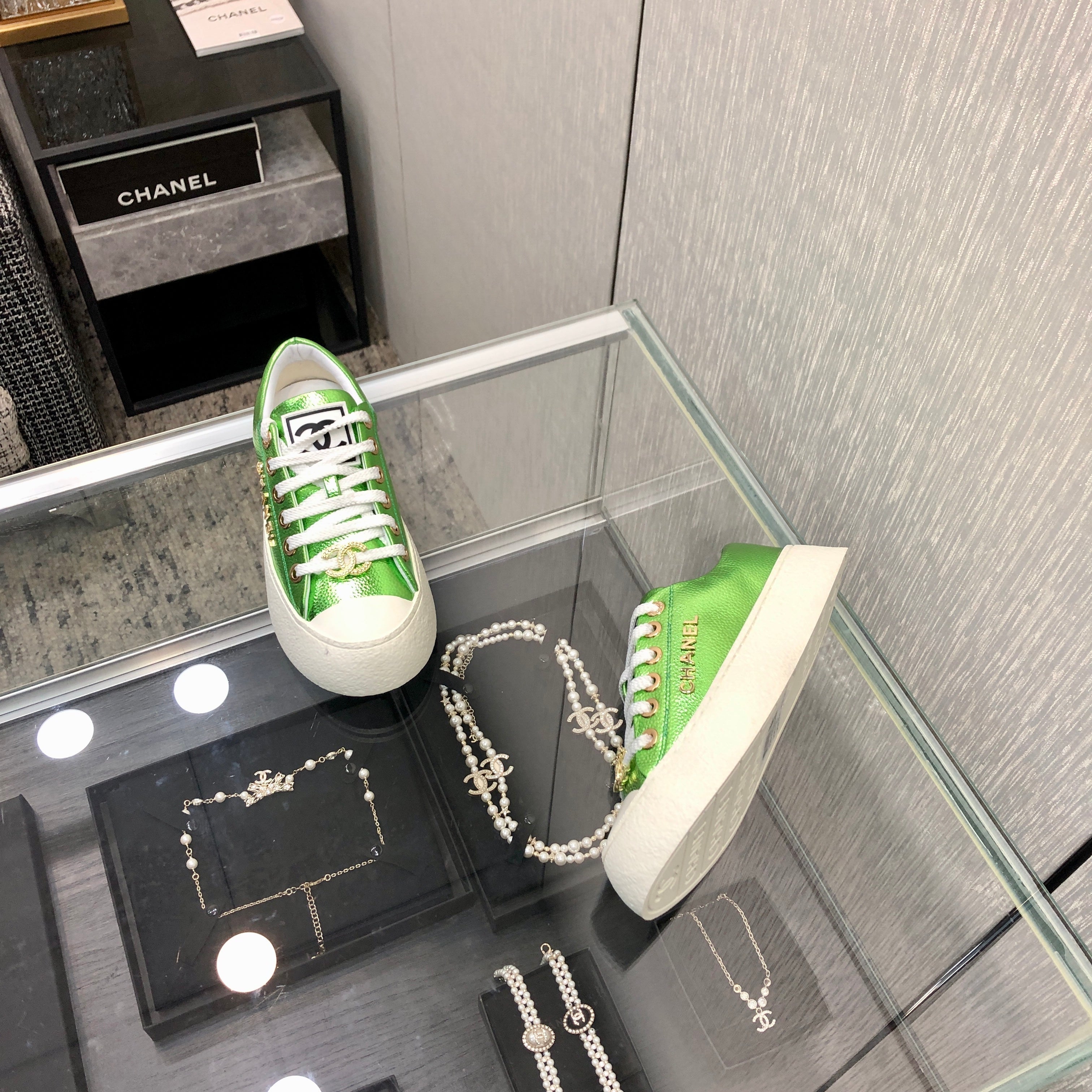 CHANEL CASUAL SNEAKER IN EMERALD GREEN METALLIC LAMBSKIN WITH GOLD LOGO