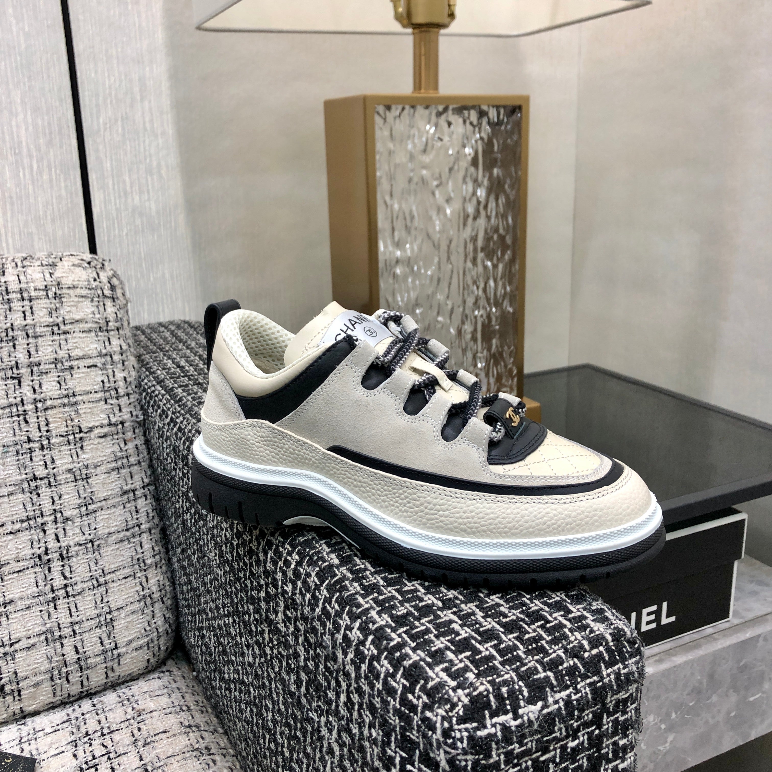 CHANEL LOW TOP CASUAL SHOES IN BISQUE BEIGE LAMBSKIN AND SUEDE