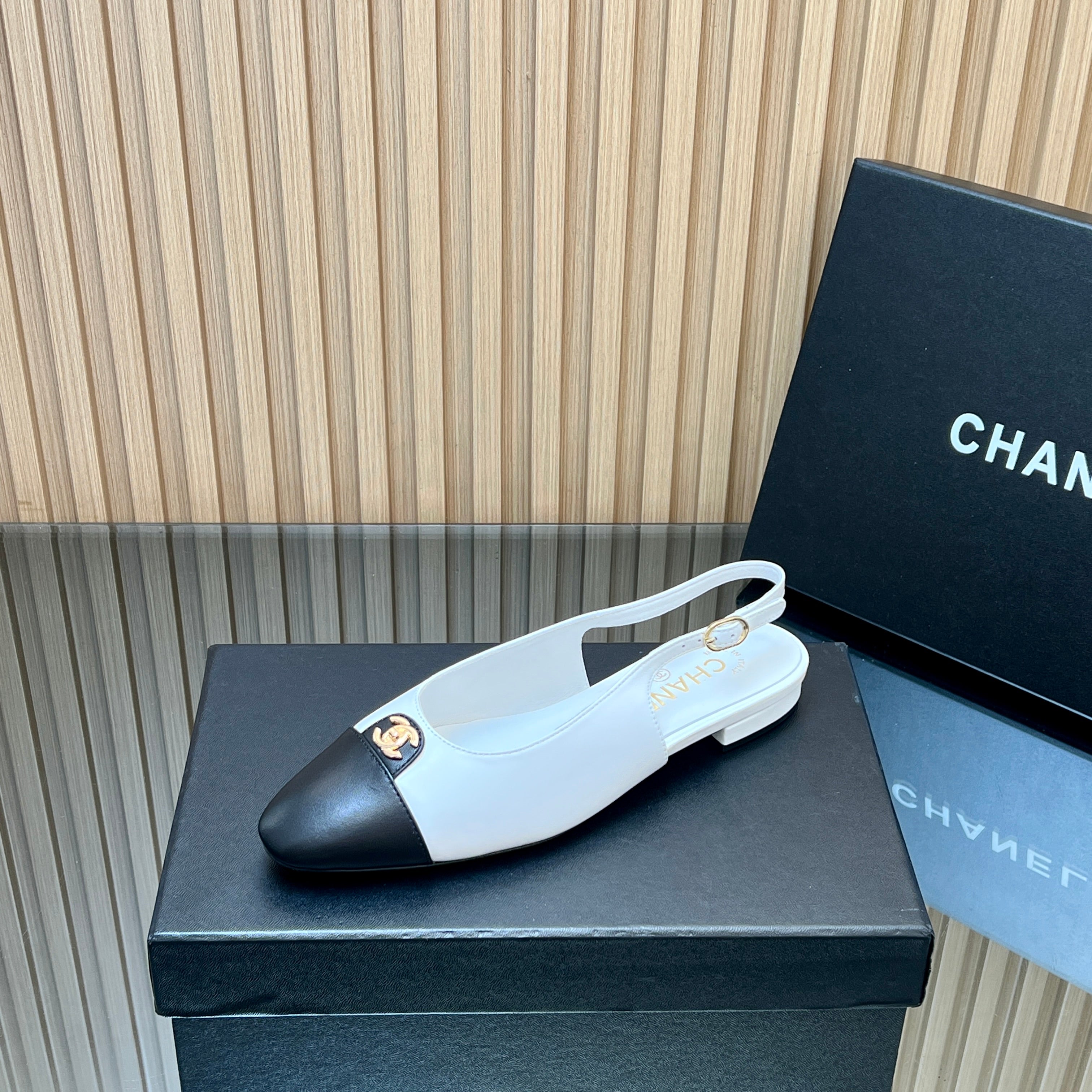 CHANEL 25S SLINGBACK FLATS IN WHITE CALFSKIN GOLD HARDWRE