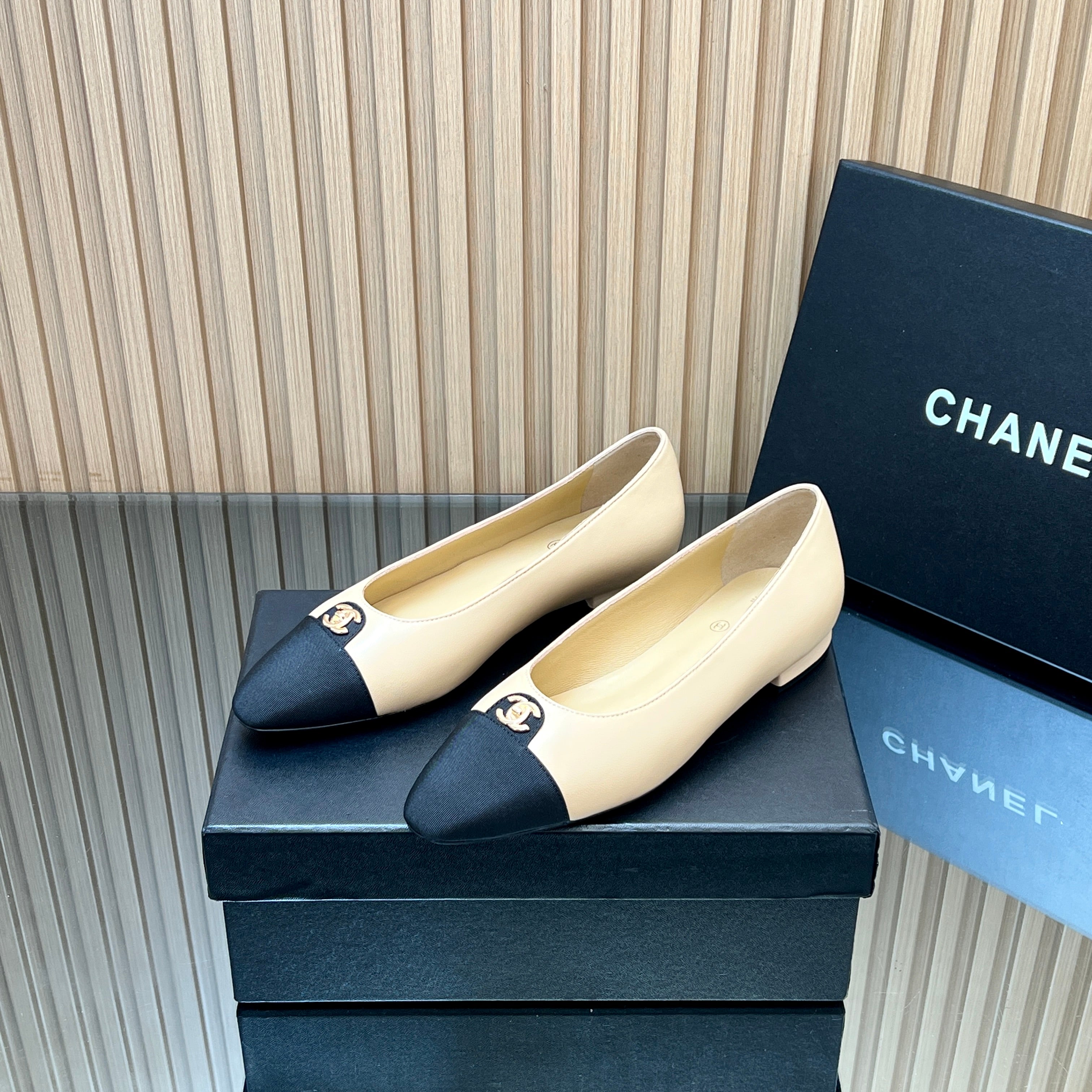 CHANEL 25S BALLET FLATS LOGO IN BEIGE CALFSKIN AND BLACK CANVAS GOLD HARDWRE