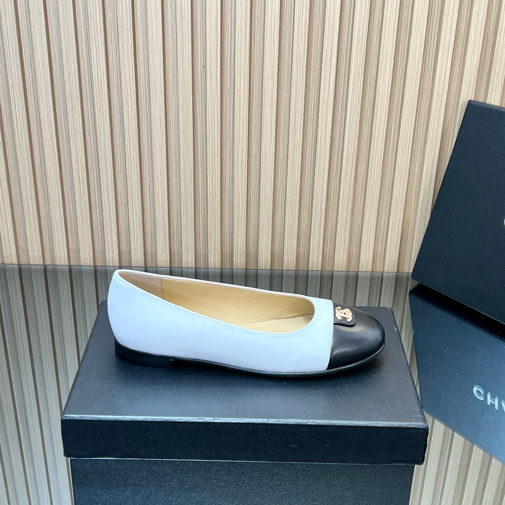CHANEL 25S BALLET FLATS IN WHITE AND BLACK LAMBSKIN GOLD HARDWRE