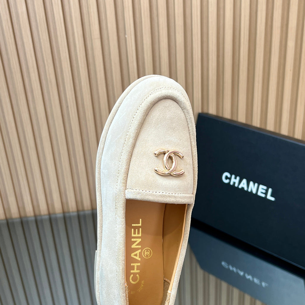 CHANEL 25S TEDDY LOAFER 15MM IN LIGHT BEIGE SUEDE GOLD HARDWARE