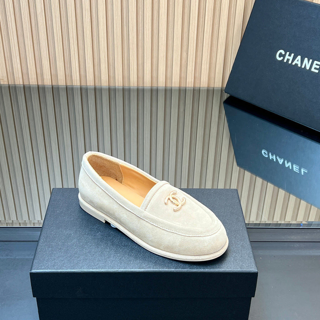 CHANEL 25S TEDDY LOAFER 15MM IN LIGHT BEIGE SUEDE GOLD HARDWARE