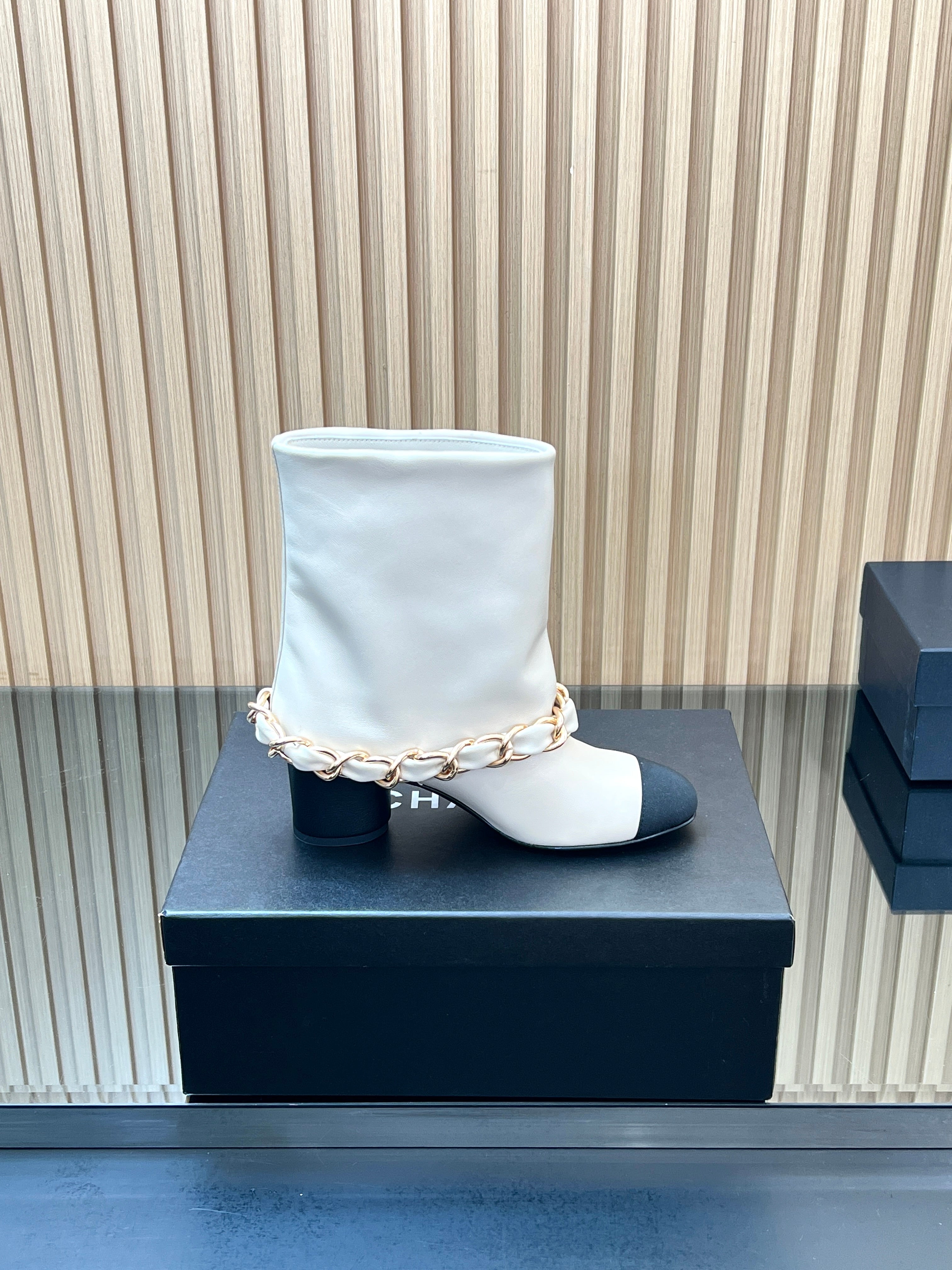 CHANEL 25S LOW BOOTS 65MM IN WHITE CALFSKIN GOLD HARDWRE