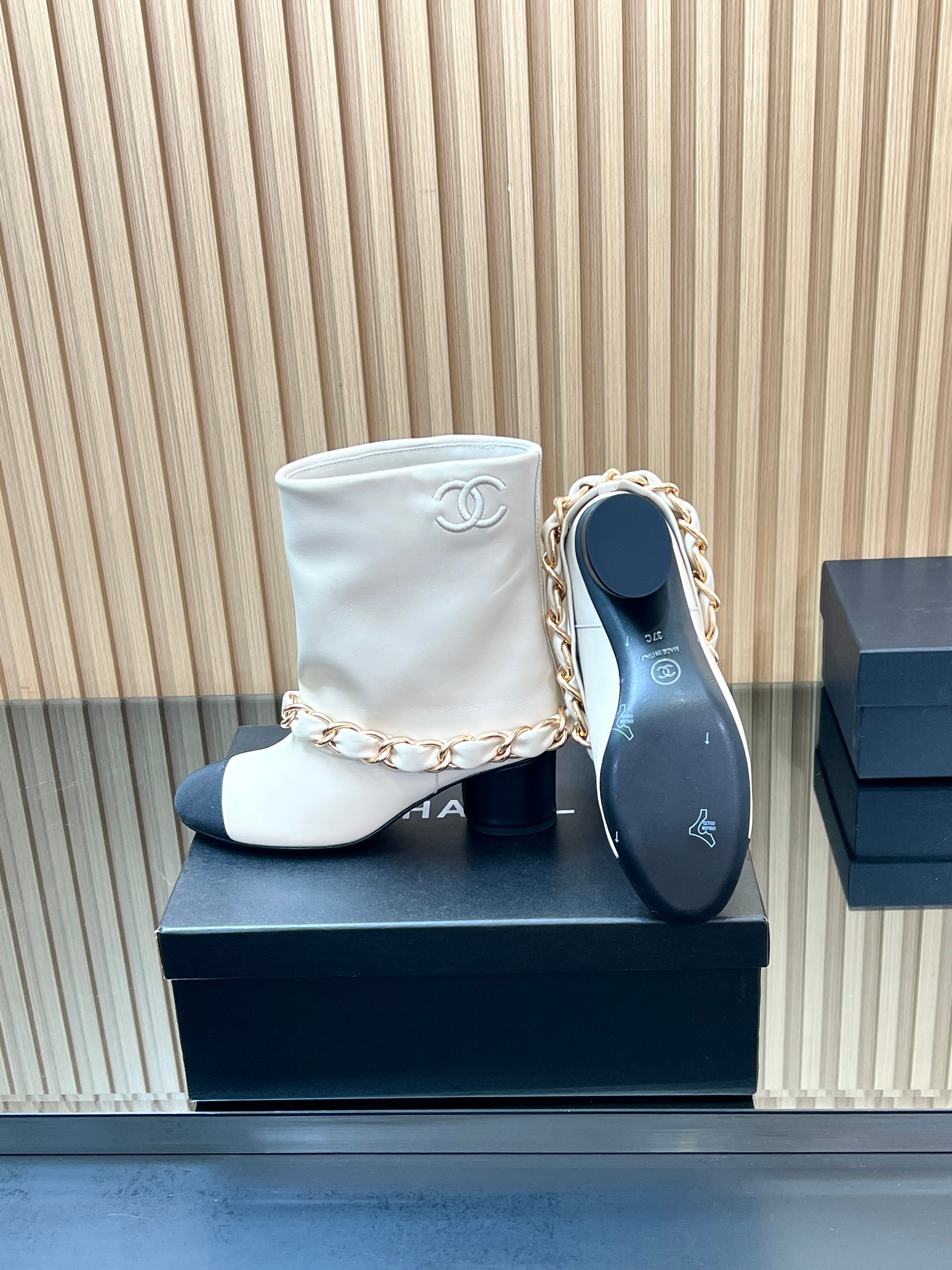 CHANEL 25S LOW BOOTS 65MM IN WHITE CALFSKIN GOLD HARDWRE