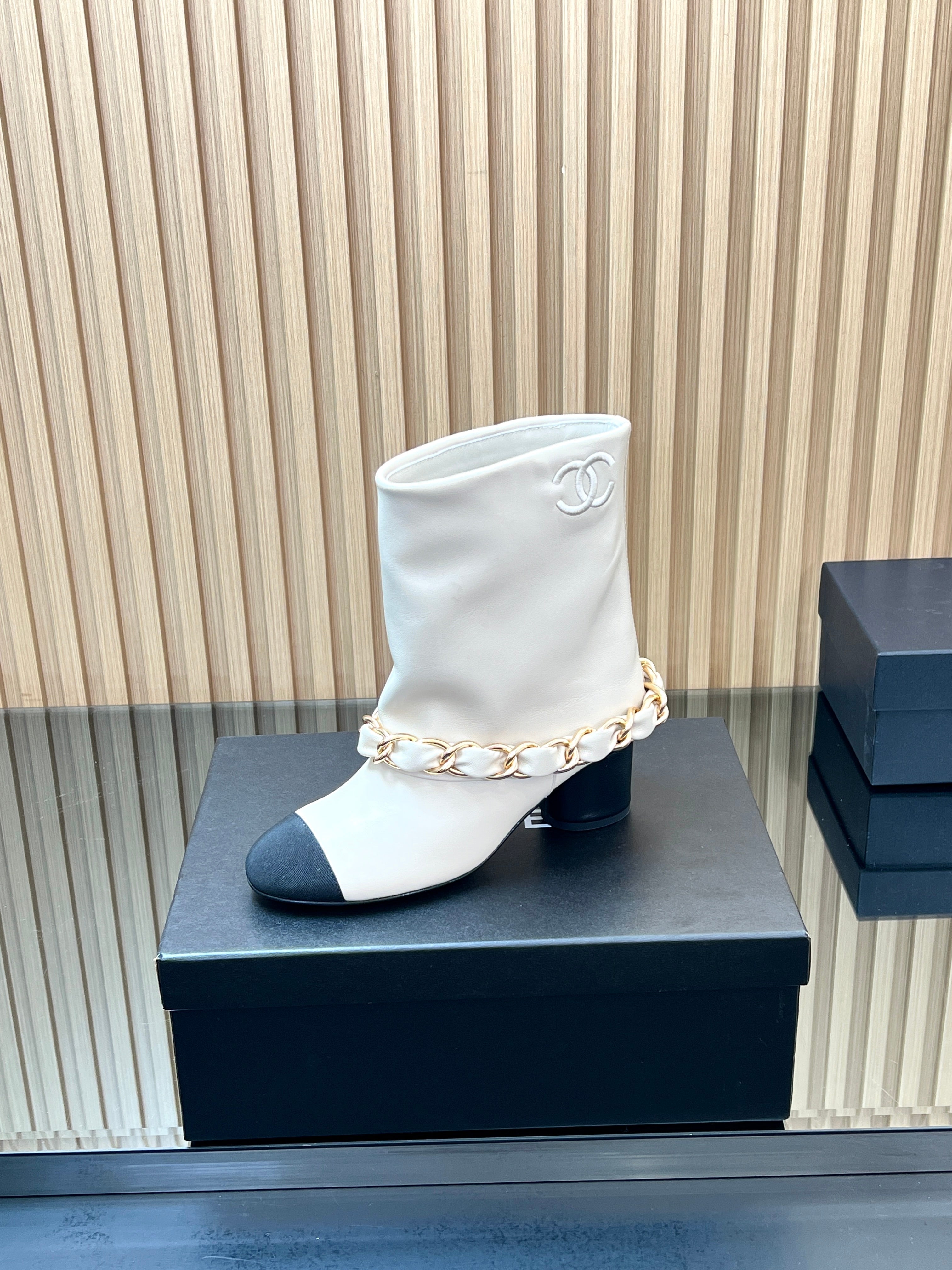 CHANEL 25S LOW BOOTS 65MM IN WHITE CALFSKIN GOLD HARDWRE