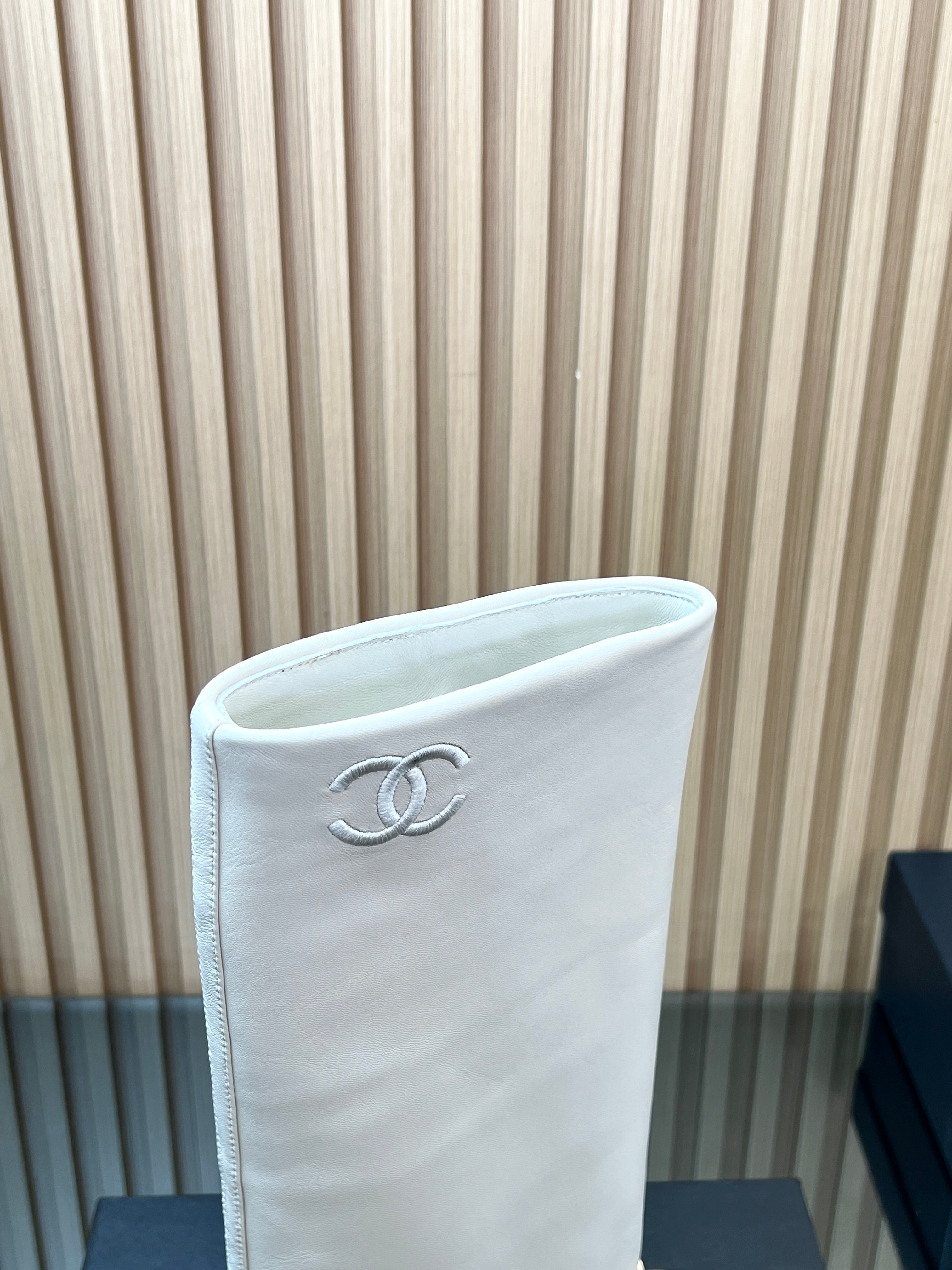 CHANEL 25S HIGH BOOTS 65MM IN WHITE CALFSKIN GOLD HARDWARE