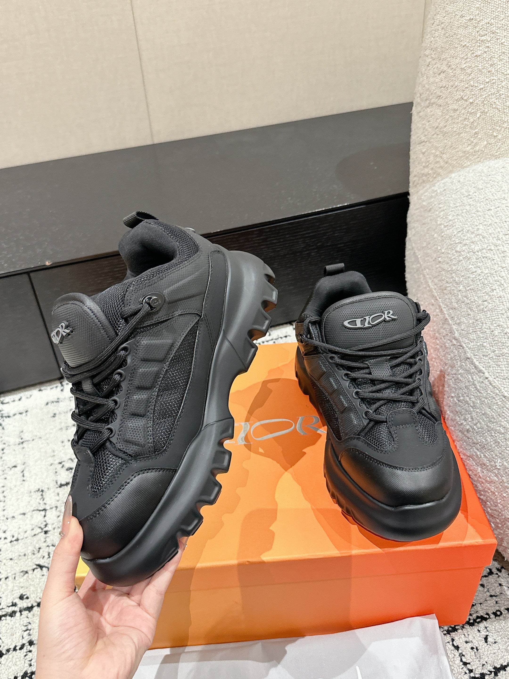 DIOR SNEAKER IN BLACK CALFSKIN AND BREATHABLE MESH 175308