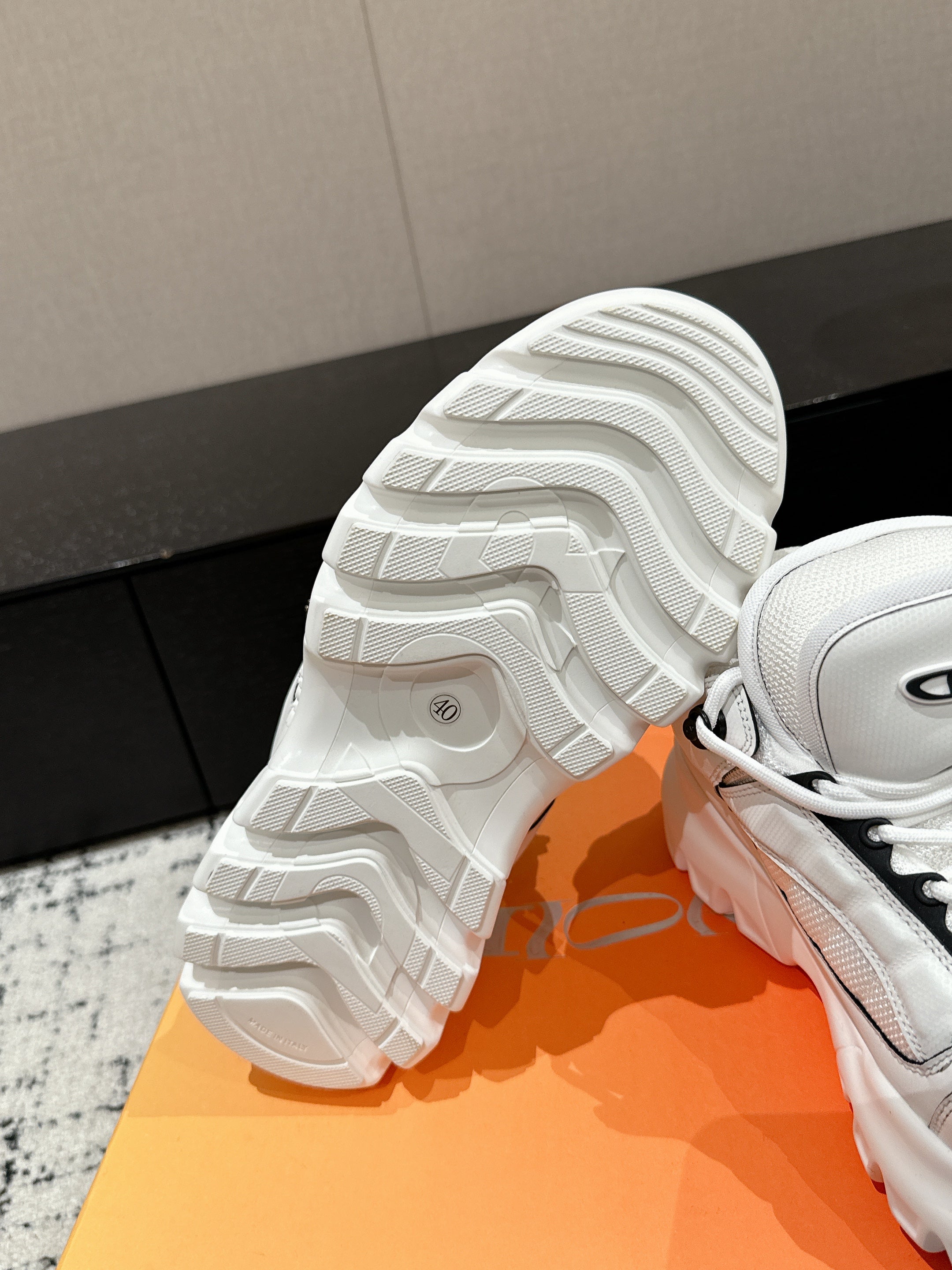 DIOR SNEAKER IN WHITE CALFSKIN AND BREATHABLE MESH 175310