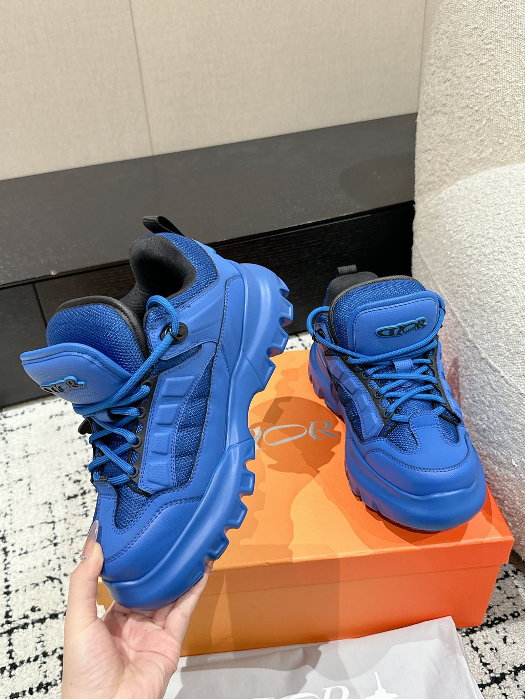 DIOR SNEAKER IN COBALT BLUE CALFSKIN AND BREATHABLE MESH 175311