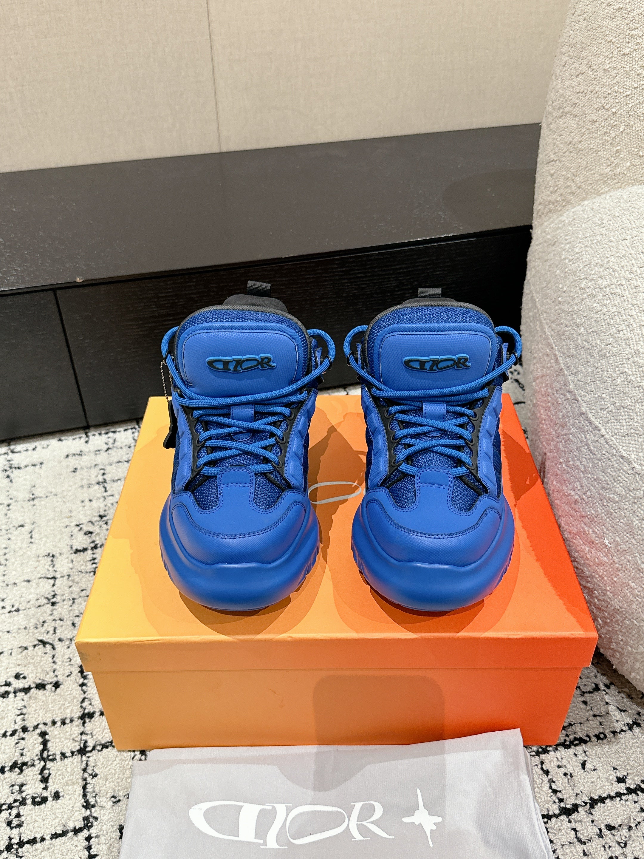 DIOR SNEAKER IN COBALT BLUE CALFSKIN AND BREATHABLE MESH 175311