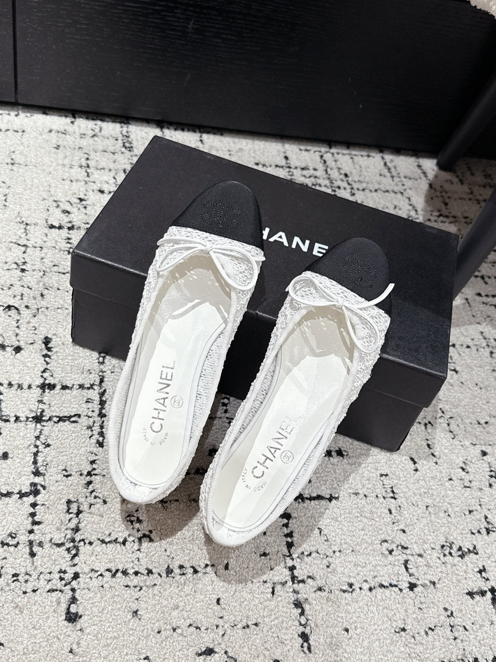 CHANEL BALLET FLAT 25S IN WHITE MIX BLACK TWEED