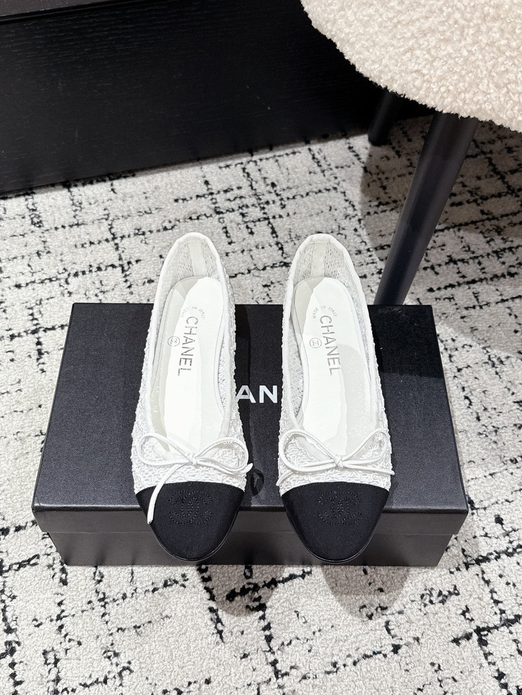 CHANEL BALLET FLAT 25S IN WHITE MIX BLACK TWEED