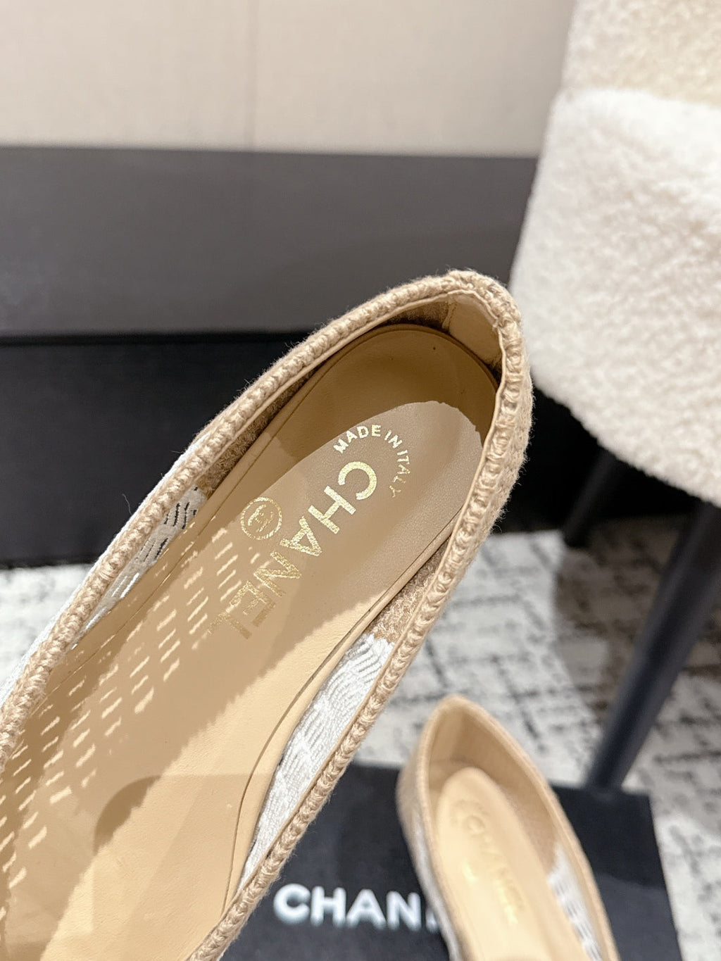 CHANEL BALLET FLAT 25S IN OFF WHITE AND BEIGE RAFFIA