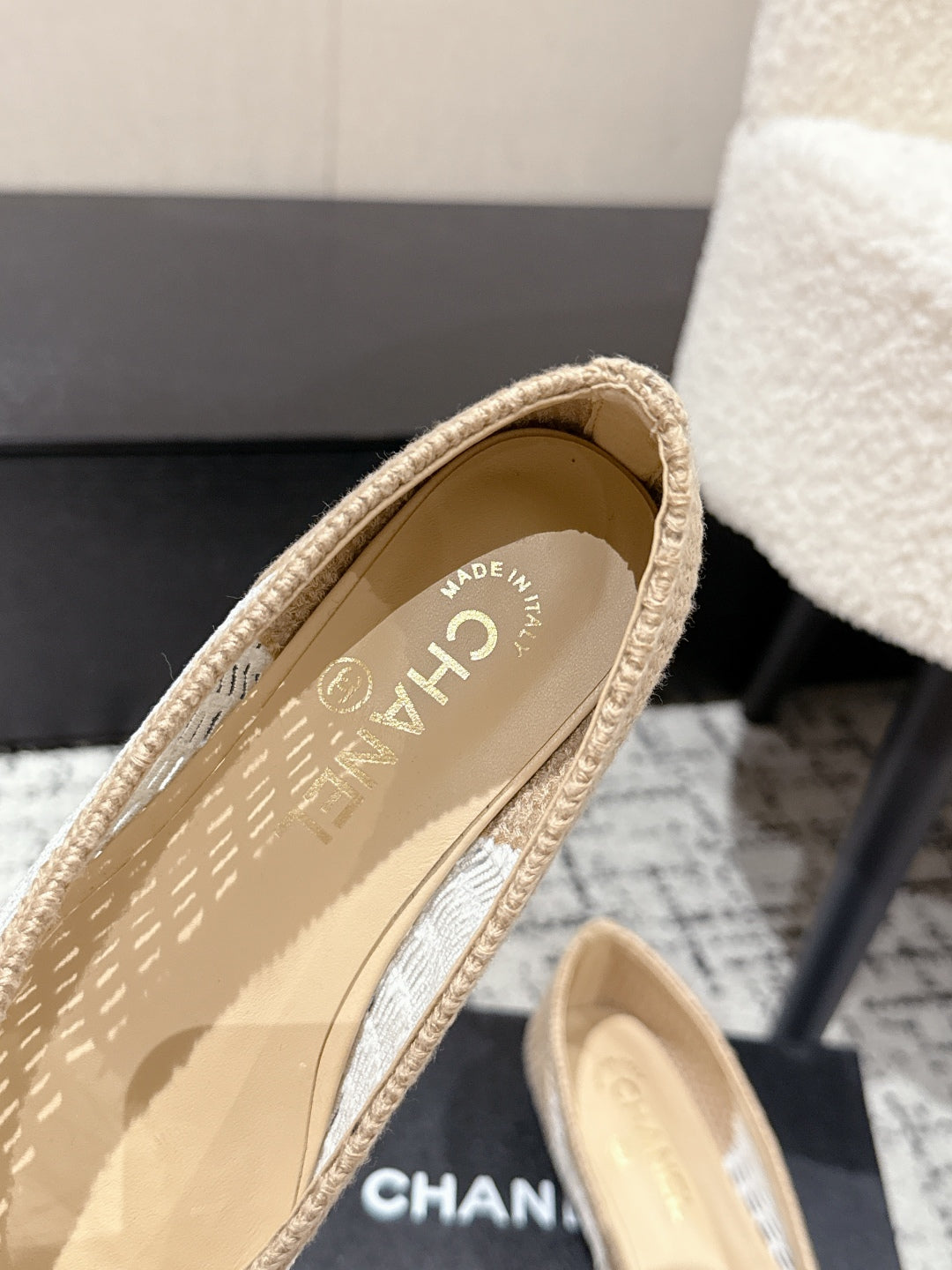 CHANEL BALLET FLAT 25S IN OFF WHITE AND BEIGE RAFFIA