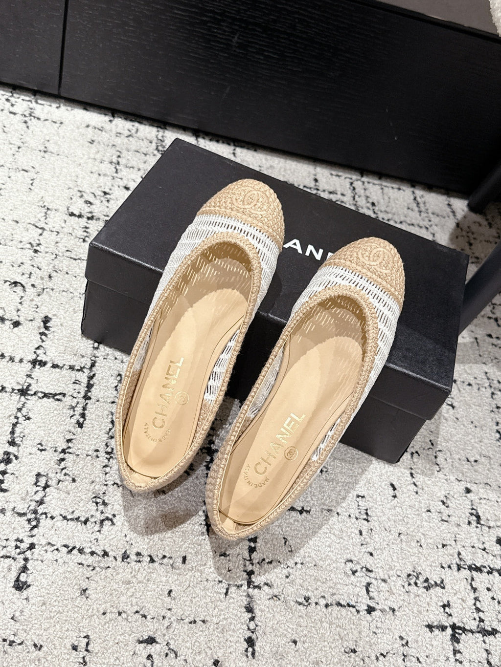 CHANEL BALLET FLAT 25S IN OFF WHITE AND BEIGE RAFFIA
