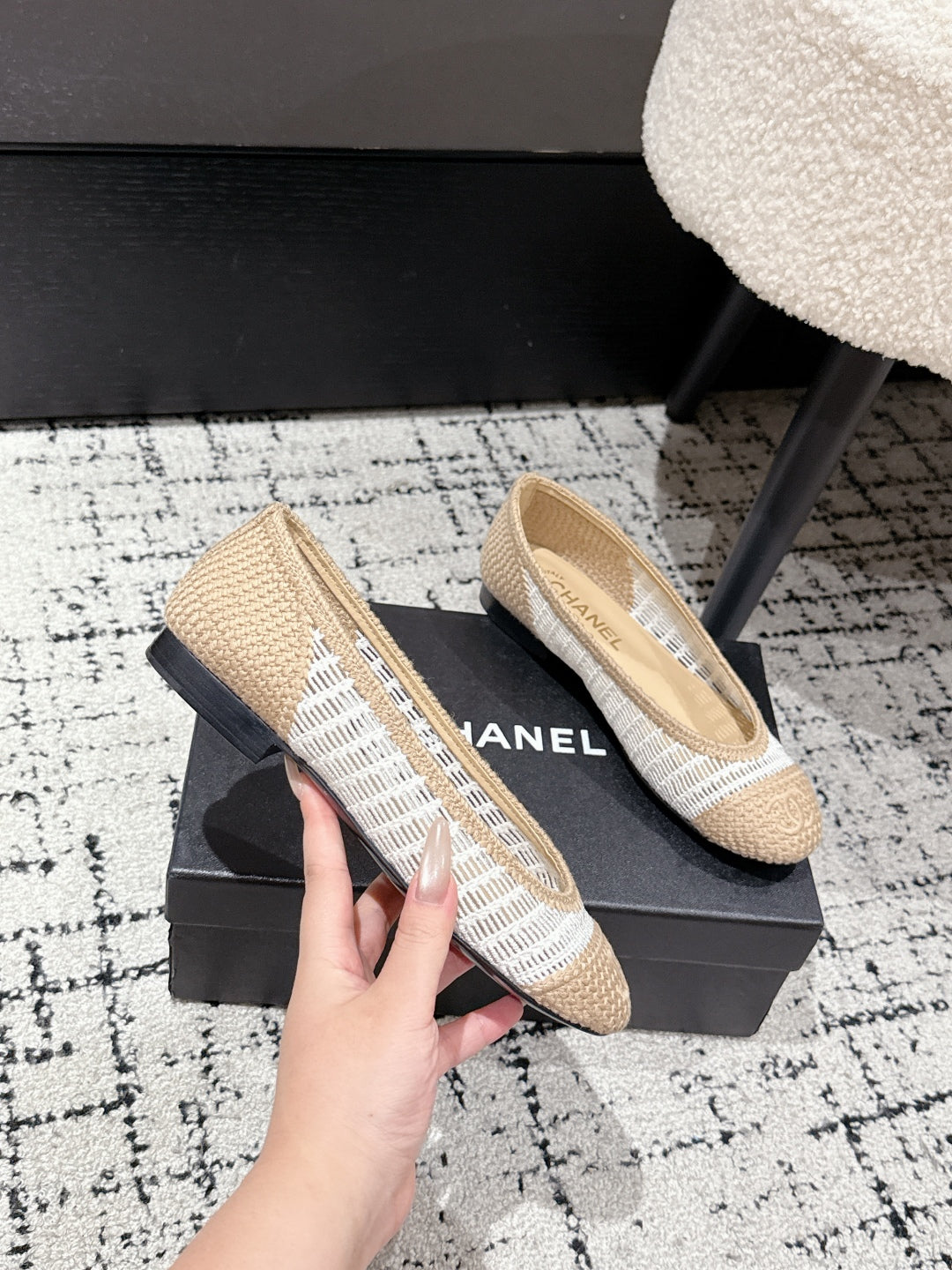 CHANEL BALLET FLAT 25S IN OFF WHITE AND BEIGE RAFFIA