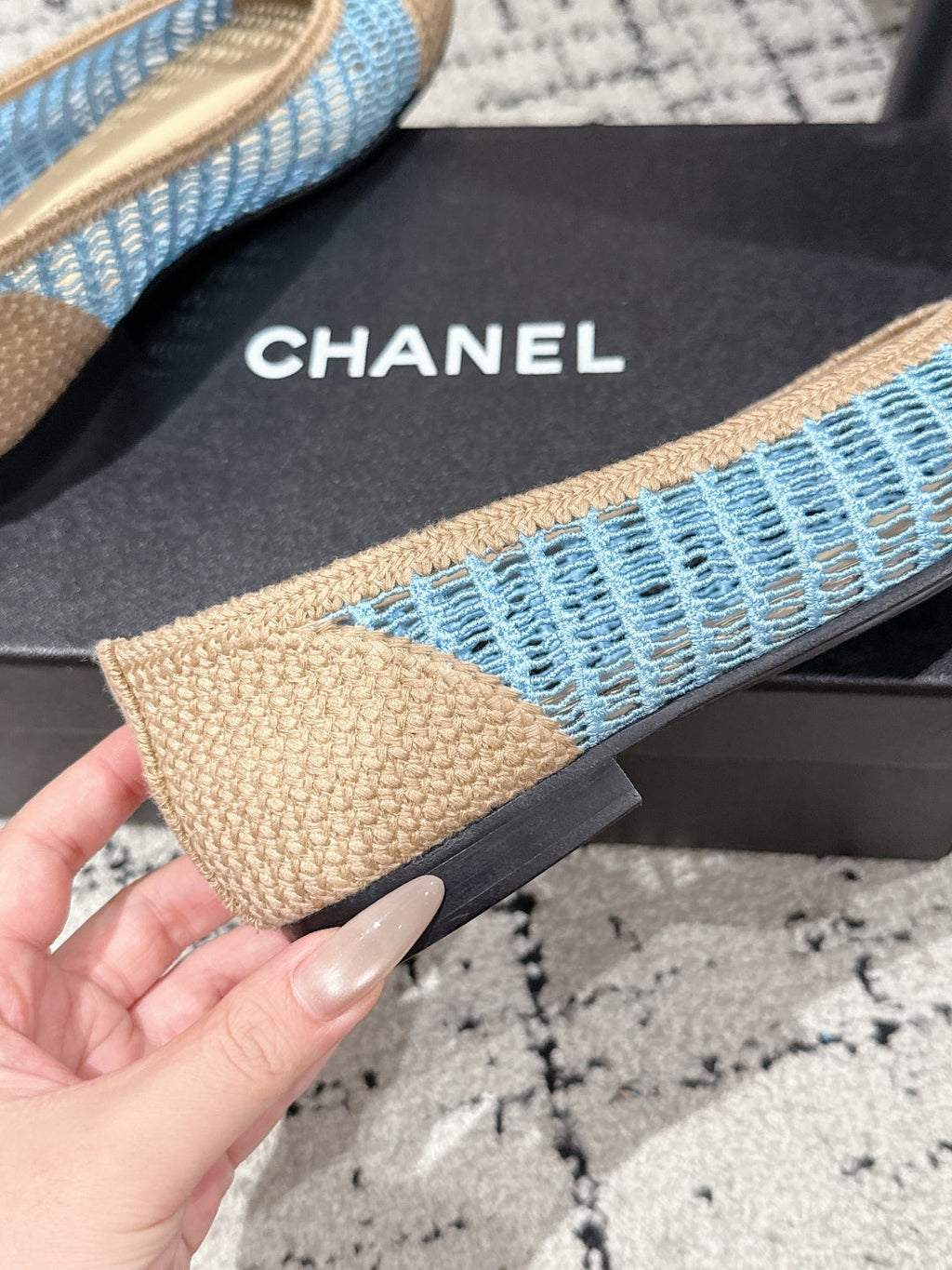 CHANEL BALLET FLAT 25S IN BLUE AND BEIGE RAFFIA