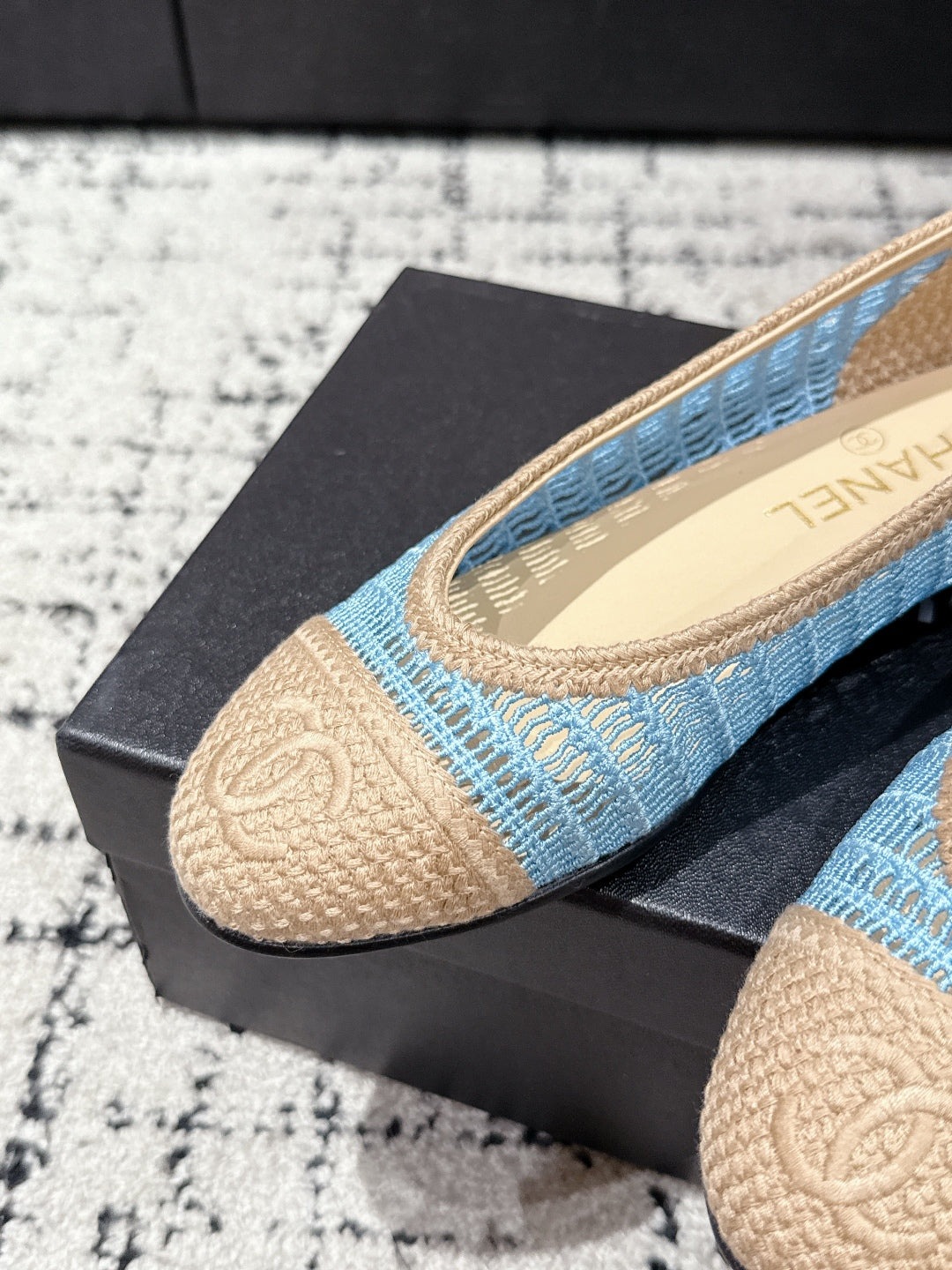 CHANEL BALLET FLAT 25S IN BLUE AND BEIGE RAFFIA