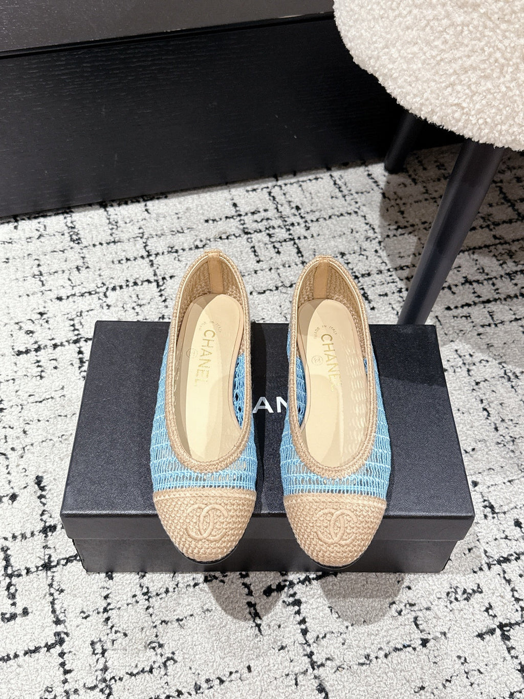CHANEL BALLET FLAT 25S IN BLUE AND BEIGE RAFFIA