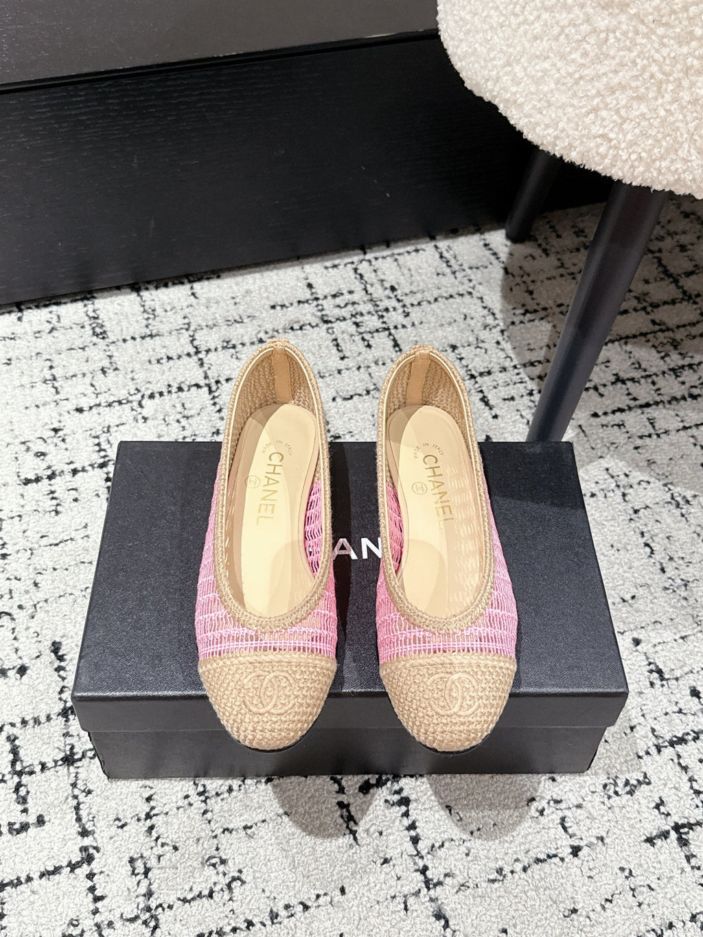CHANEL BALLET FLAT 25S IN PINK AND BEIGE RAFFIA