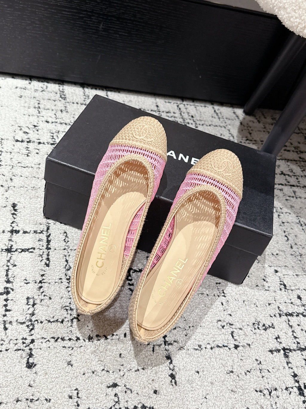 CHANEL BALLET FLAT 25S IN PINK AND BEIGE RAFFIA