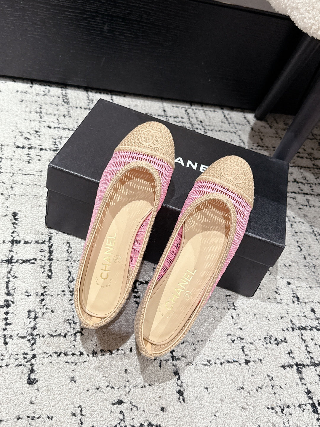 CHANEL BALLET FLAT 25S IN PINK AND BEIGE RAFFIA
