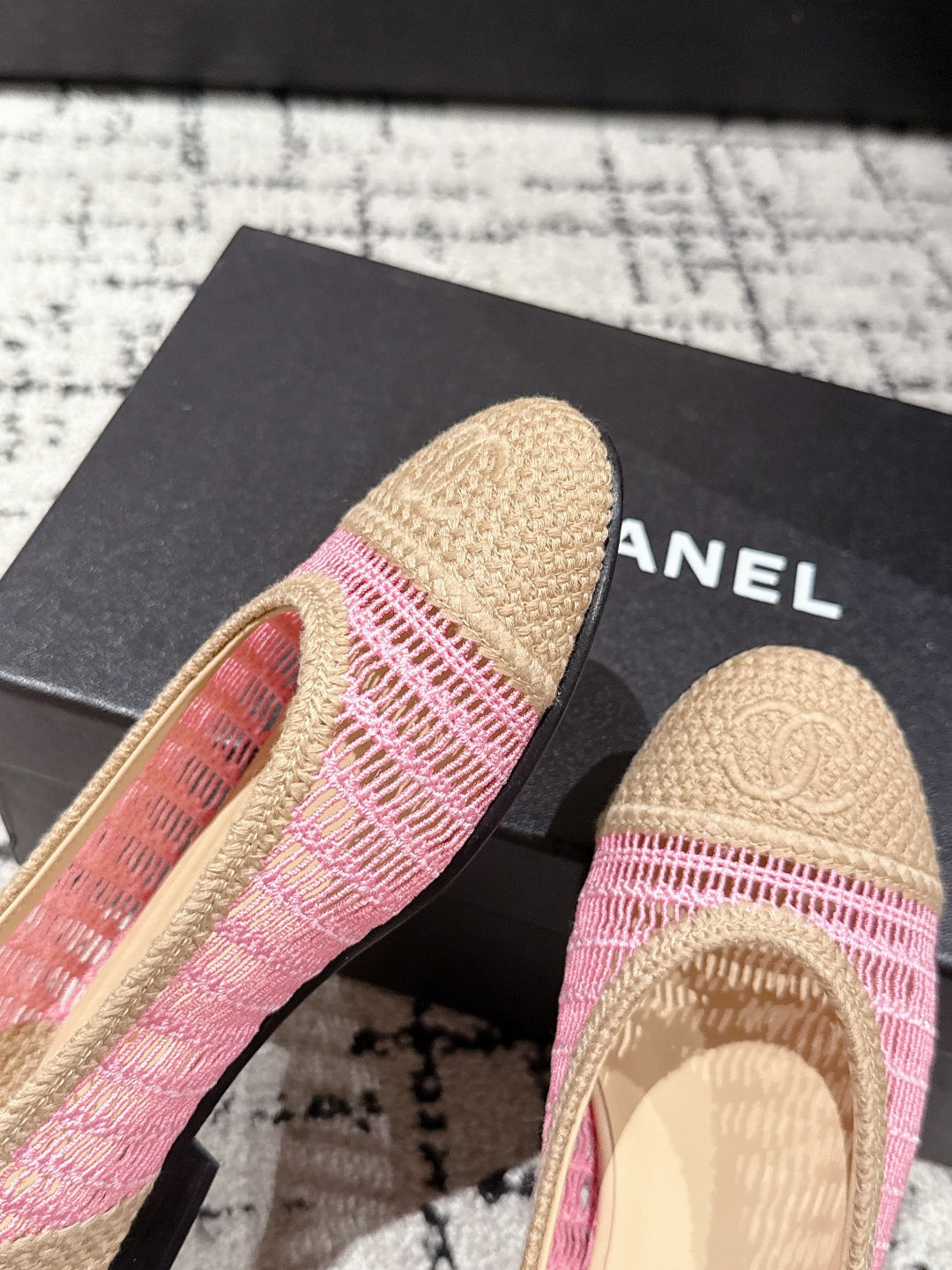 CHANEL BALLET FLAT 25S IN PINK AND BEIGE RAFFIA