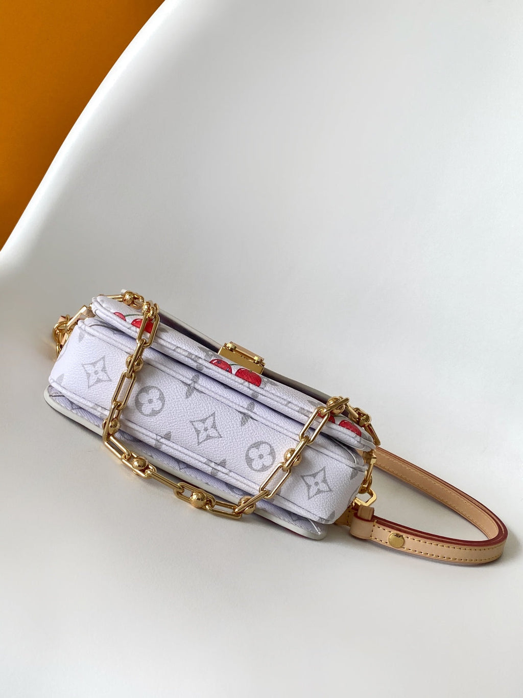 LOUIS VUITTON POCHETTE MÉTIS EAST WEST 21.5 IN WHITE WITH CHERRY PRINT MONOGRAM