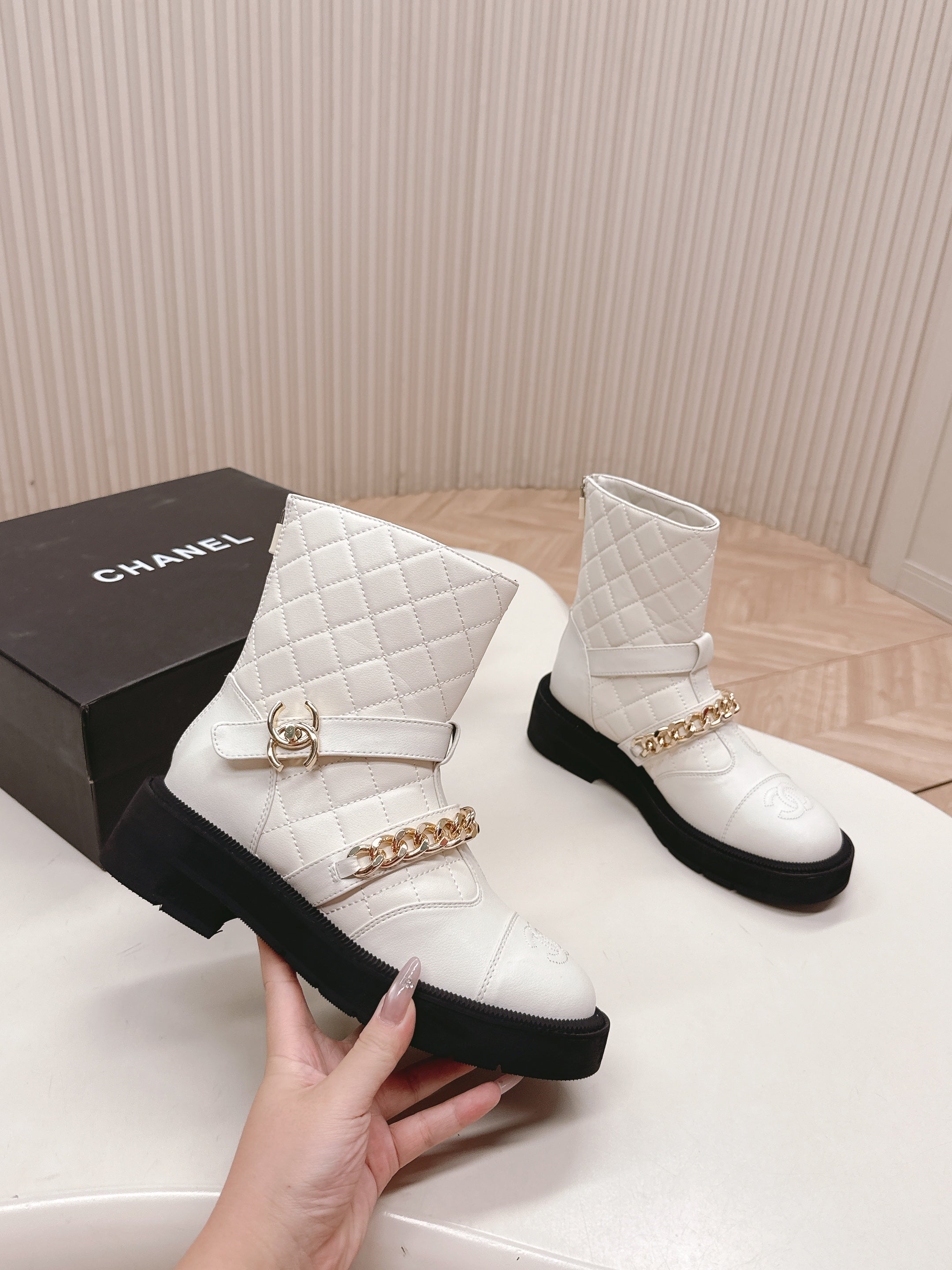 CHANEL ANKLE BOOTS 25S IN WHITE LAMBSKIN WITH GOLD HARDWARE