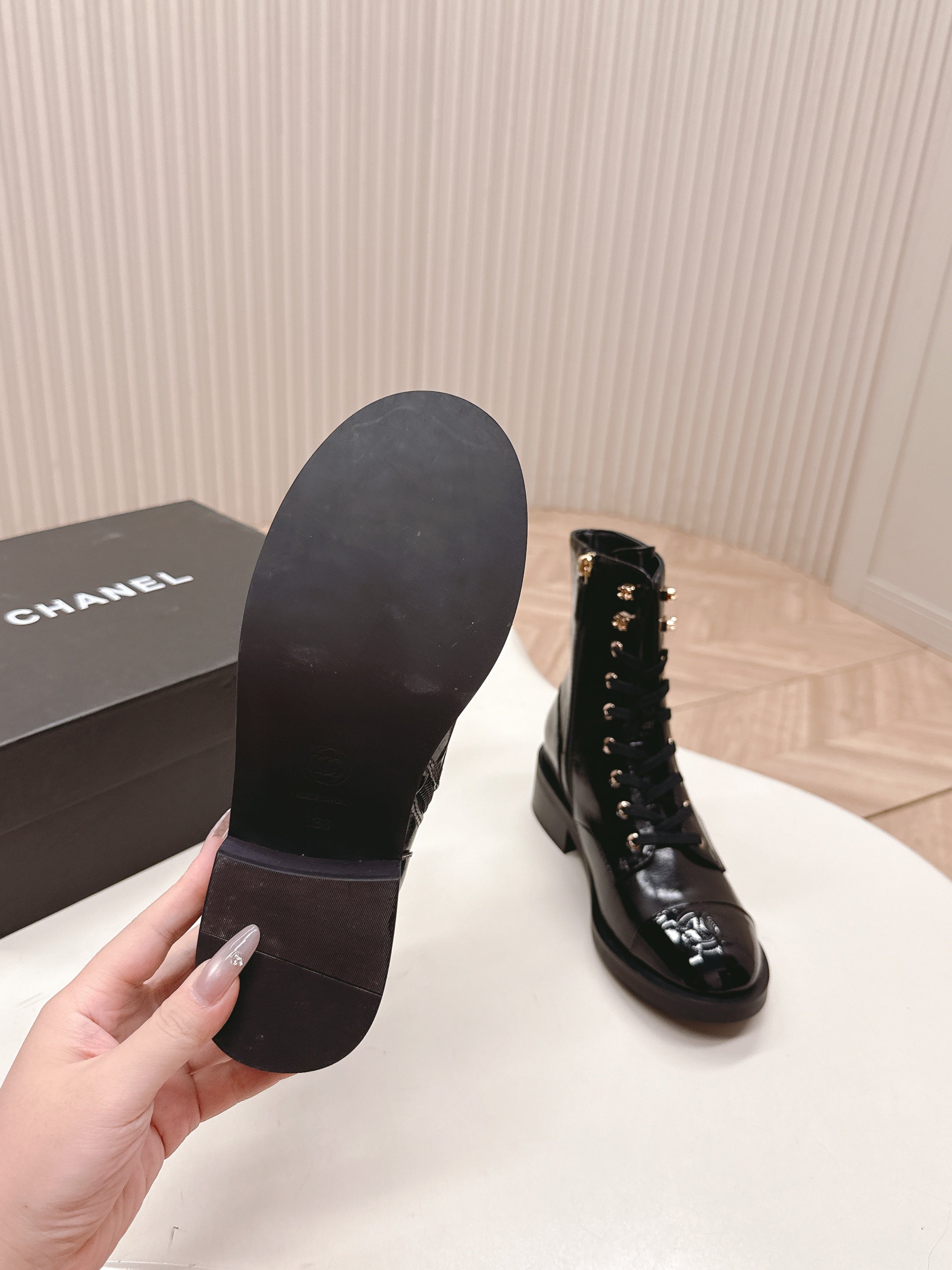 CHANEL ANKLE BOOTS 25S IN BLACK SHINY LAMBSKIN WITH ZIPPER