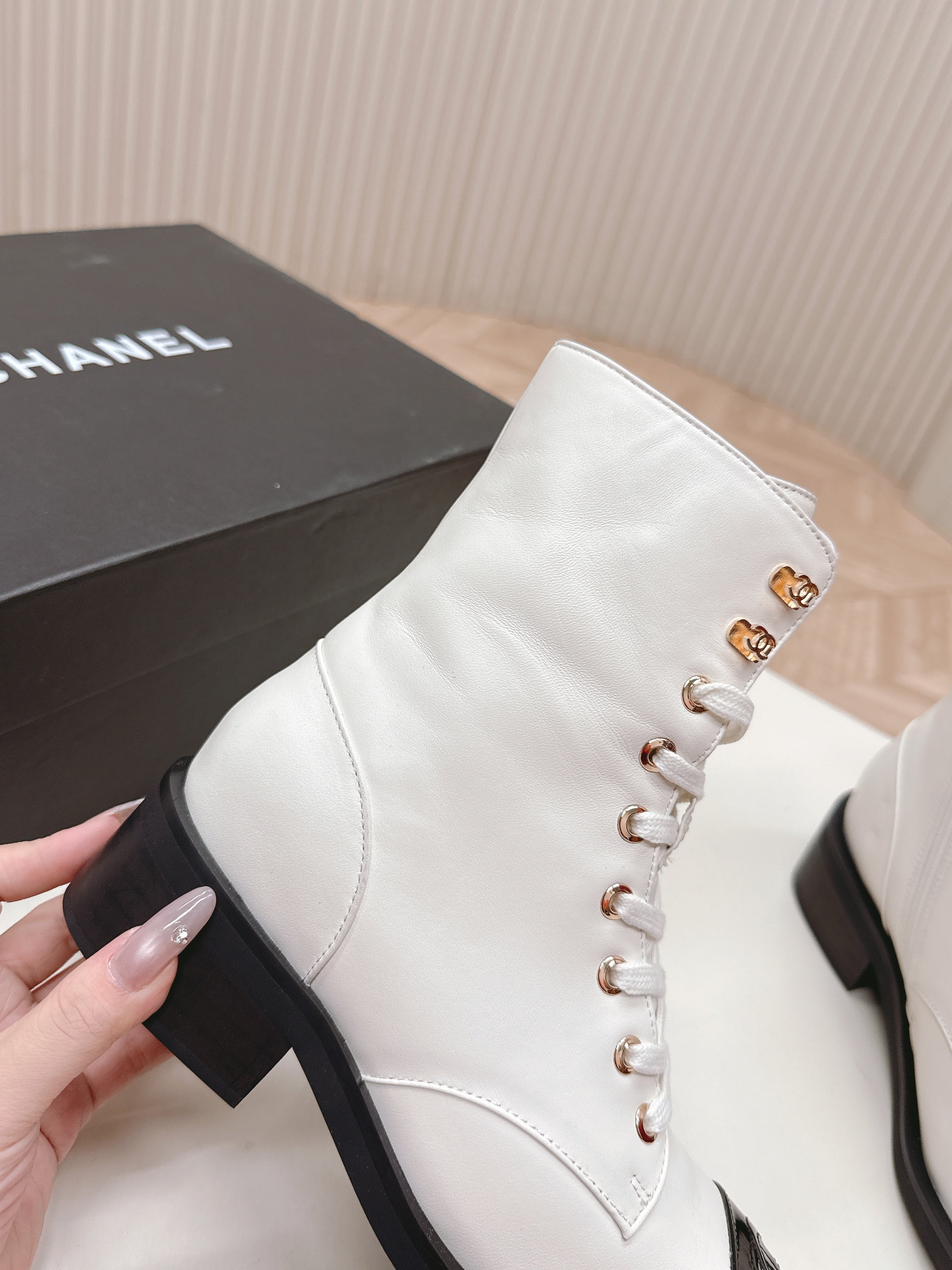CHANEL ANKLE BOOTS 25S IN WHITE MIX BLACK LAMBSKIN WITH ZIPPER