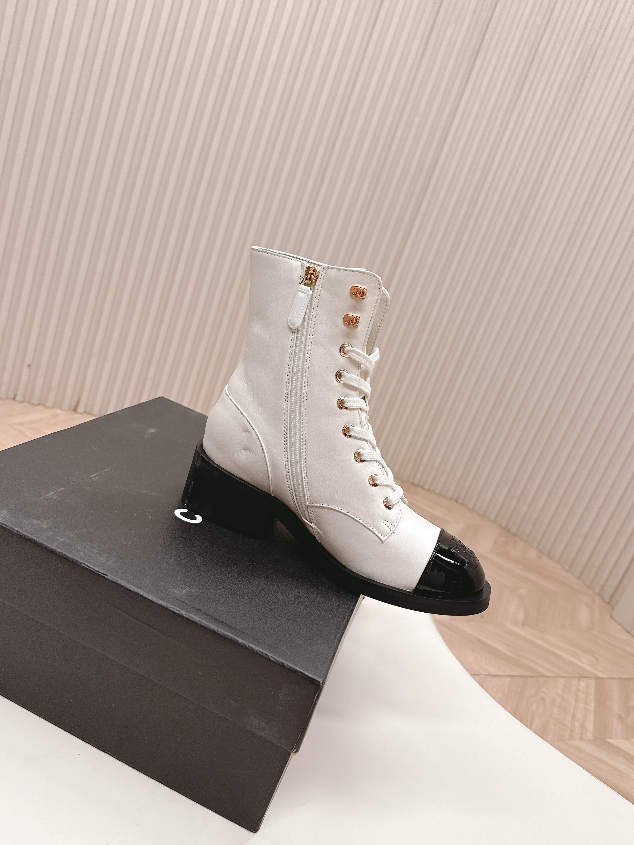 CHANEL ANKLE BOOTS 25S IN WHITE MIX BLACK LAMBSKIN WITH ZIPPER