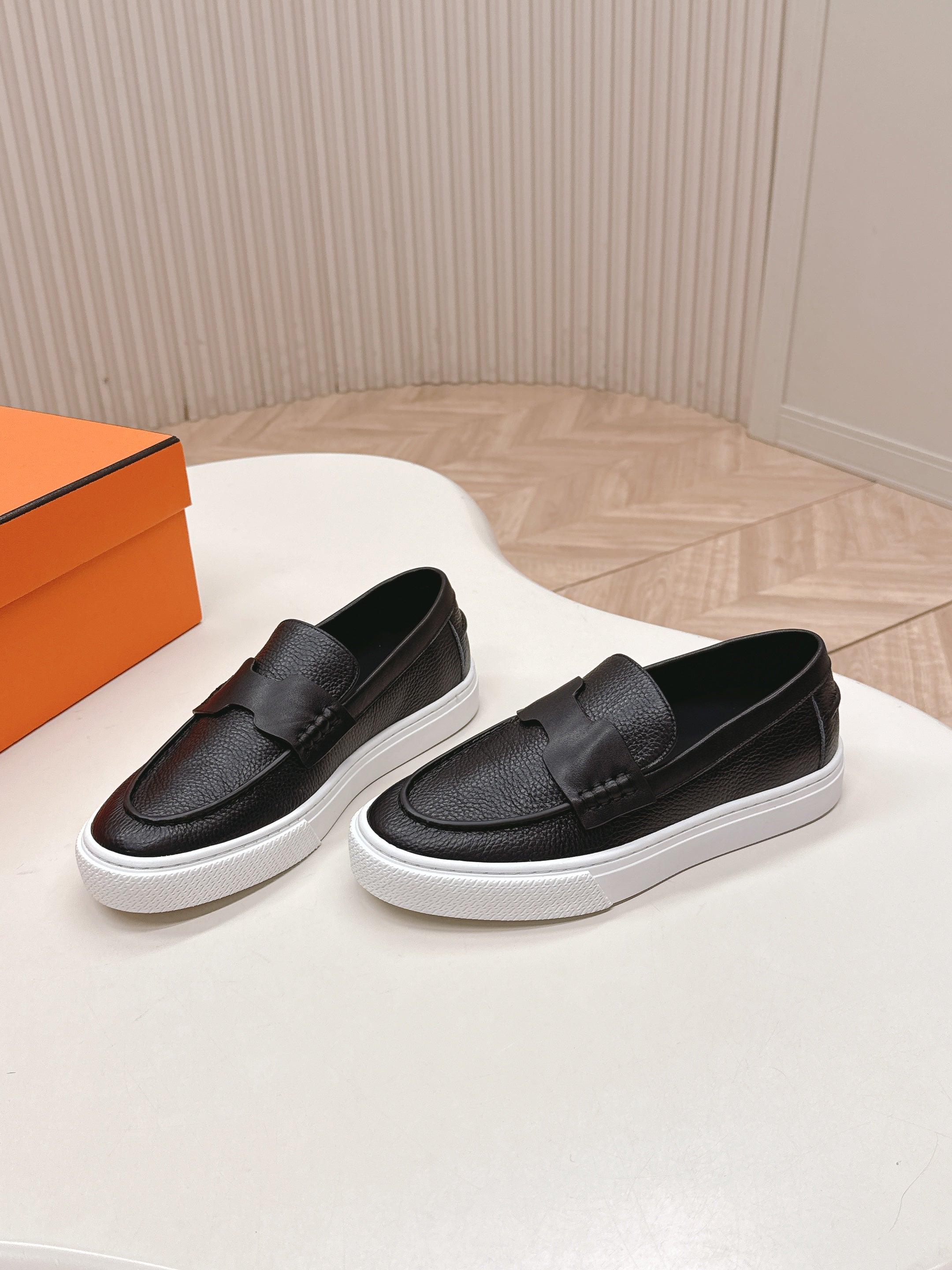 HERMES 25S SLIP-ON IN BLACK GRAINED LEATHER