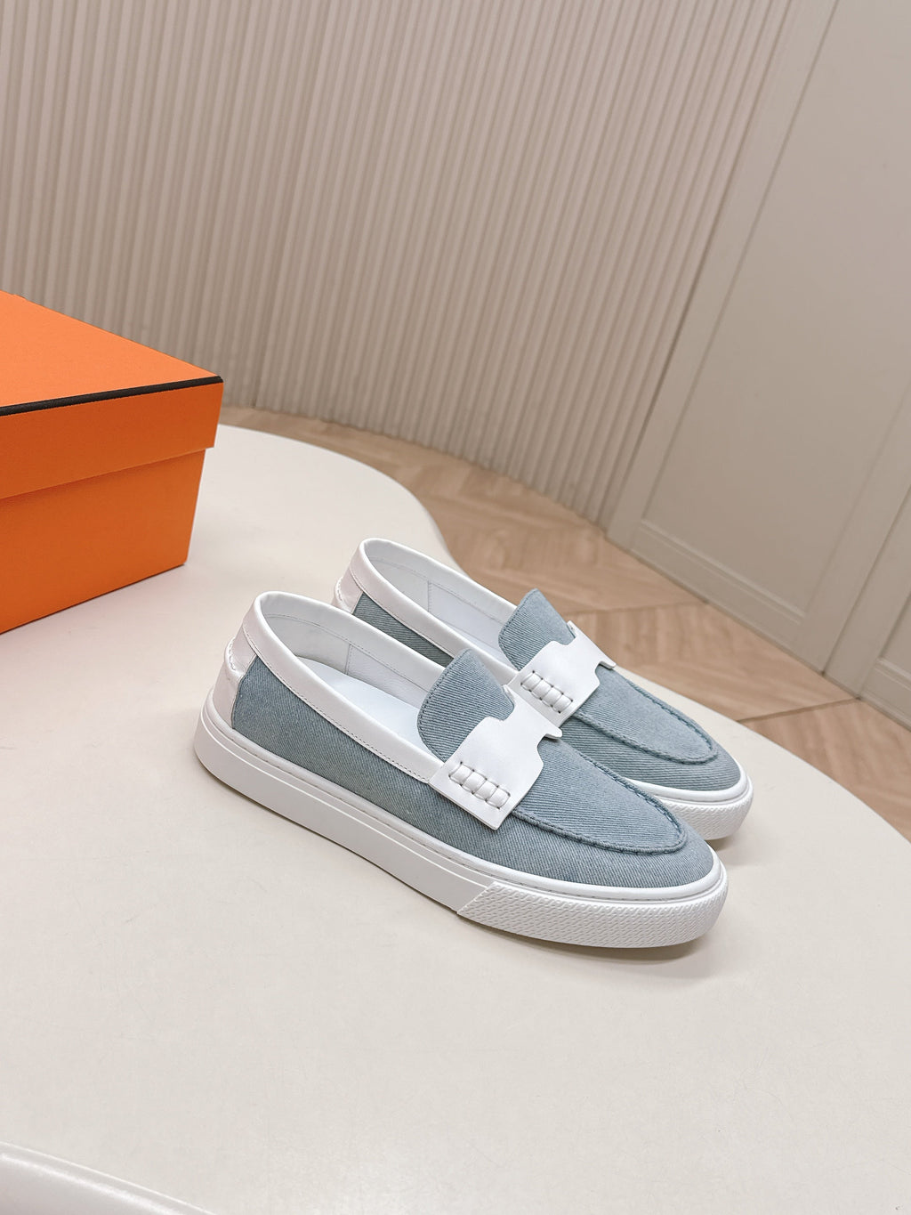 HERMES 25S SLIP-ON IN BLUE DENIM AND WHITE LAMBSKIN